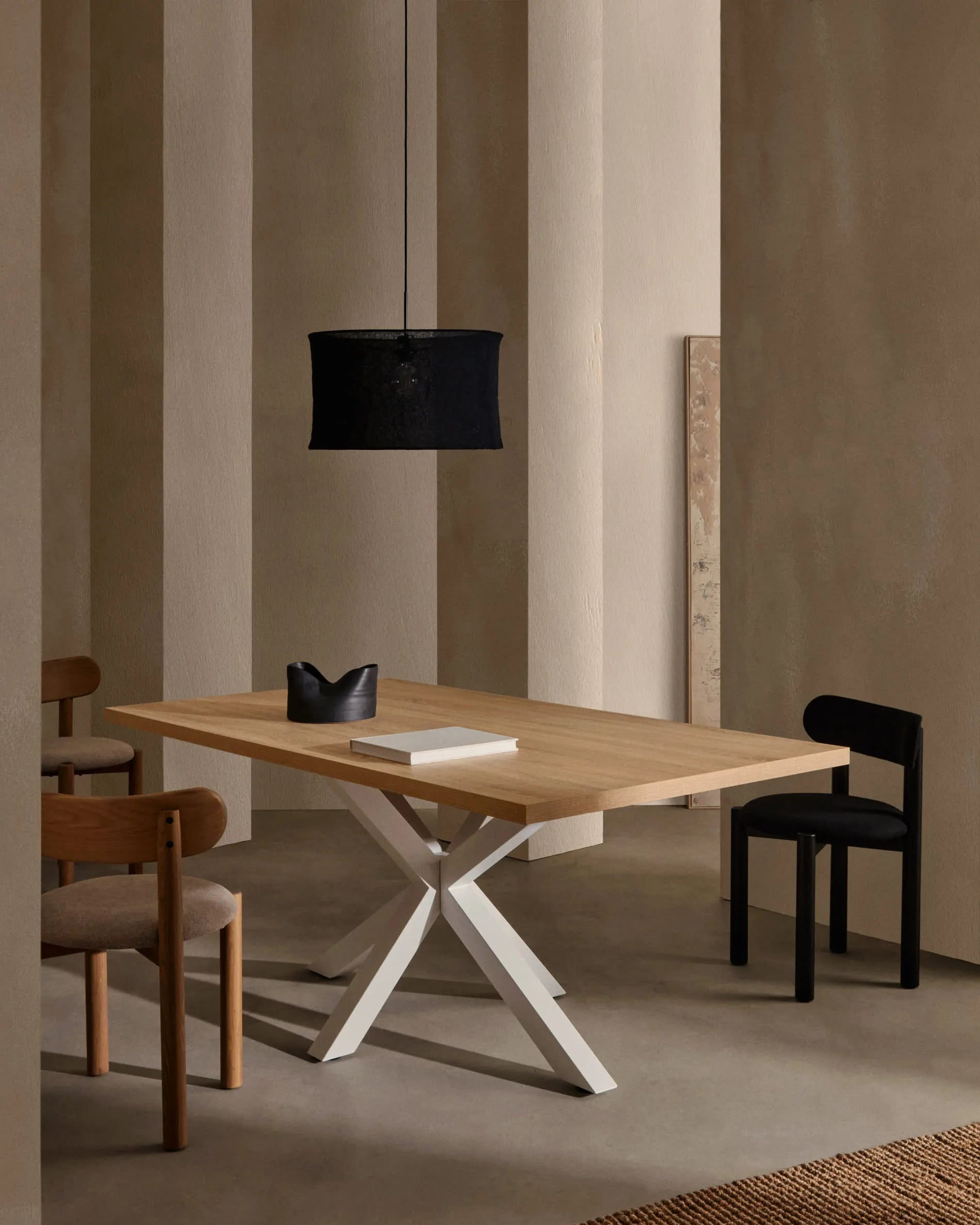 Moderner Tisch Argo, 200x100 cm, mit natürlicher Melamin-Oberfläche und weißen Stahlbeinen, ideal für stilvolle Esszimmer.