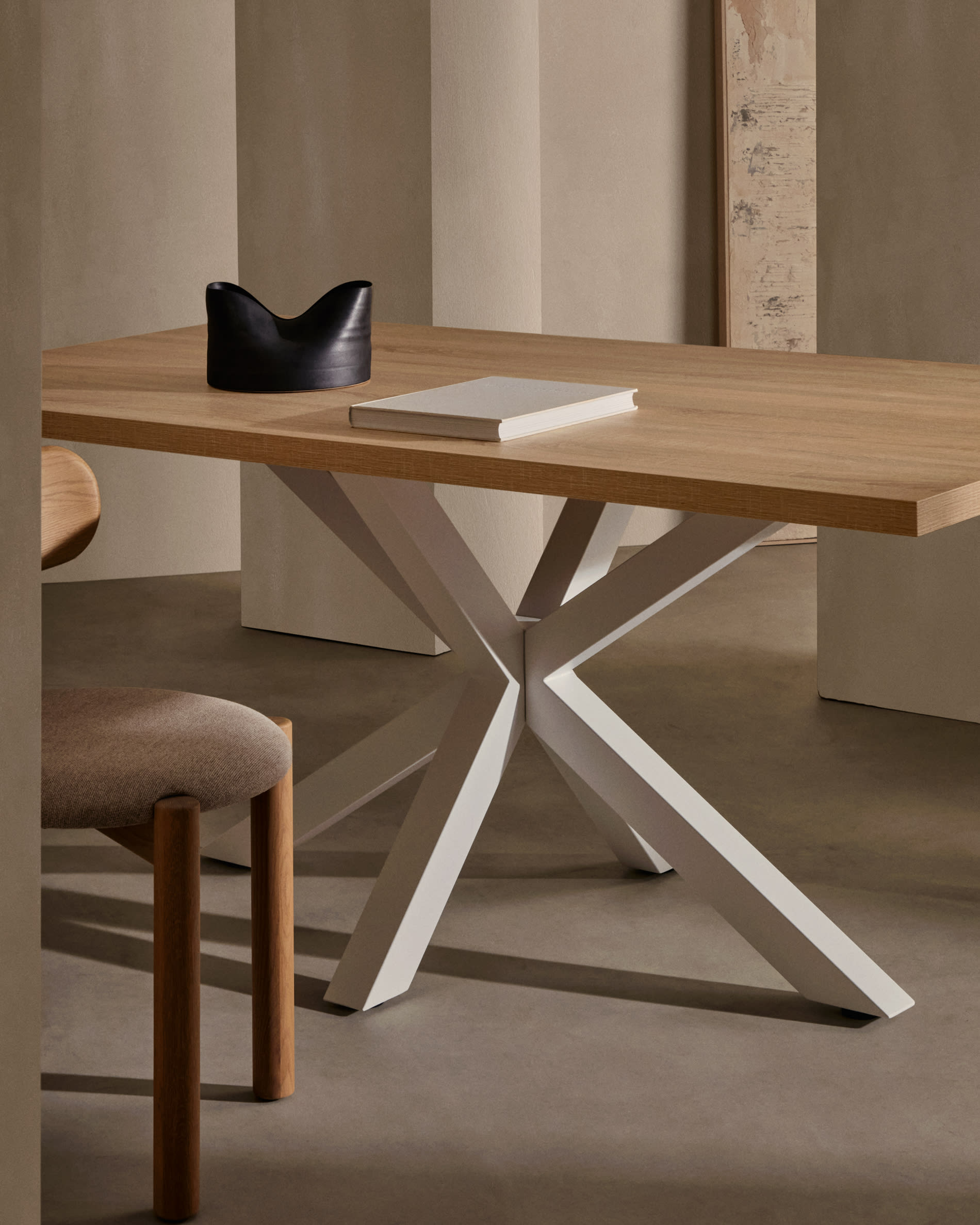 Eleganter Tisch Argo, 200x100 cm, mit natürlicher Melamin-Oberfläche und weißen Stahlbeinen, perfekt für moderne Wohnräume.