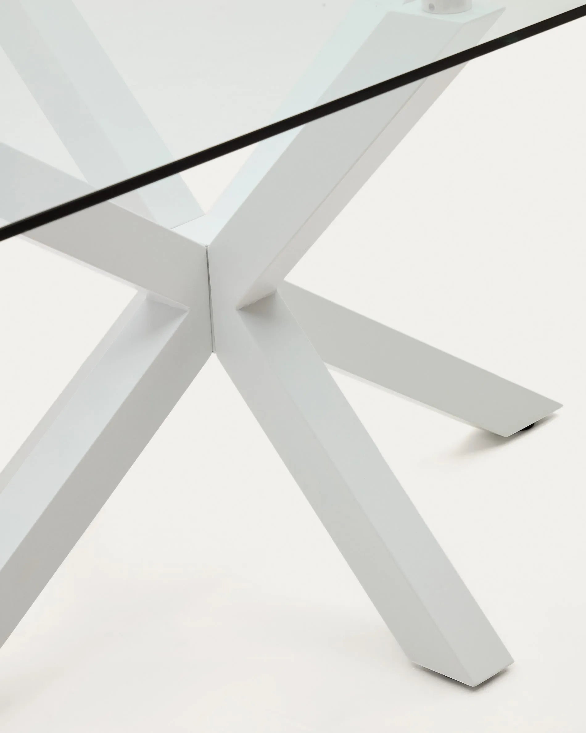 Moderner Argo Tisch mit klarer Glasplatte und weißen Stahlbeinen, 180x100 cm, ideal für stilvolle Wohn- und Essbereiche.