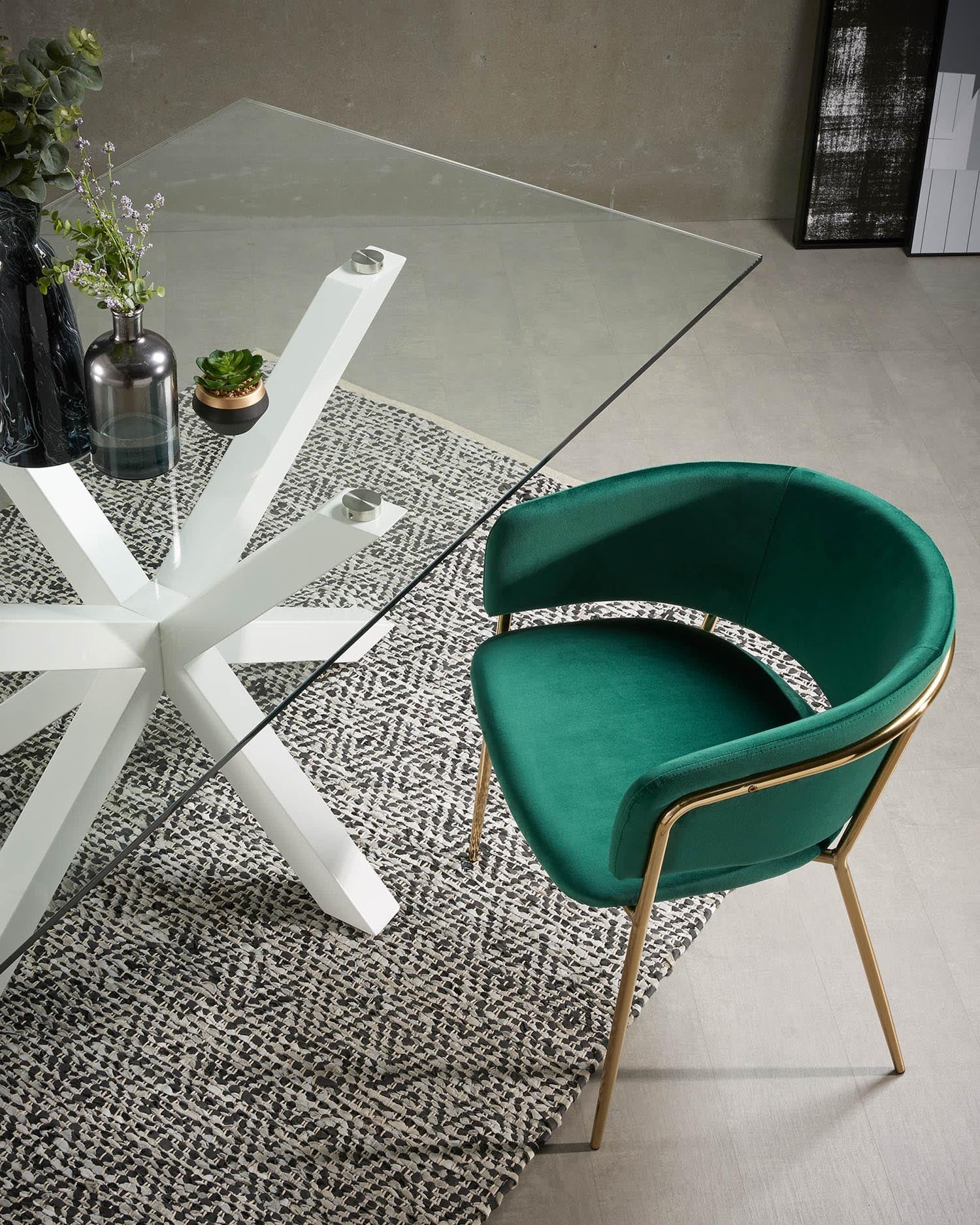 Eleganter Argo Tisch mit Glasplatte und weißen Stahlbeinen, 180x100 cm, perfekt für moderne Wohn- oder Arbeitsräume.