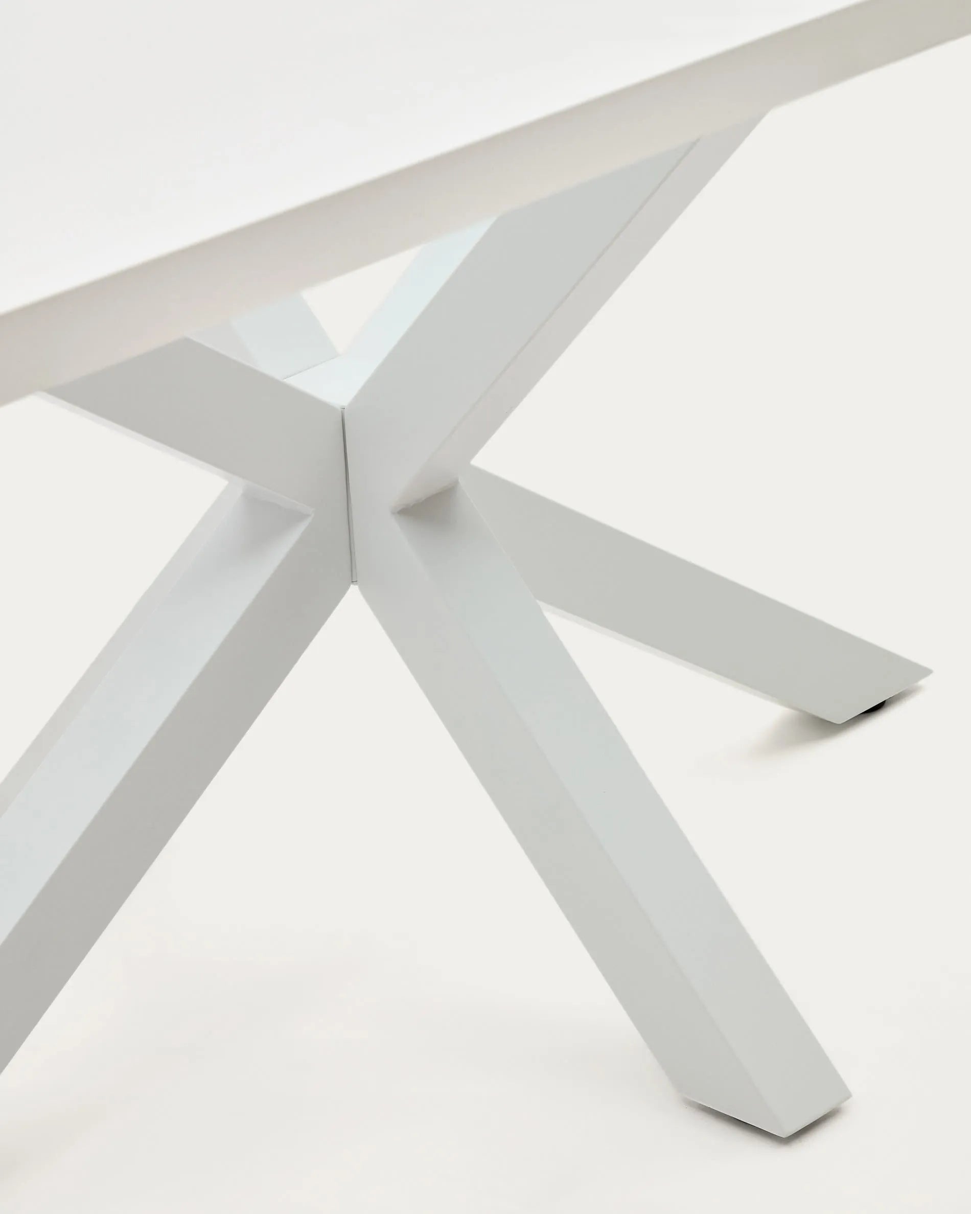 Eleganter Tisch Argo: Weiße Melaminplatte, stabile Stahlbeine in Weiß, 180x100 cm, perfekt für moderne Wohn- und Esszimmer.