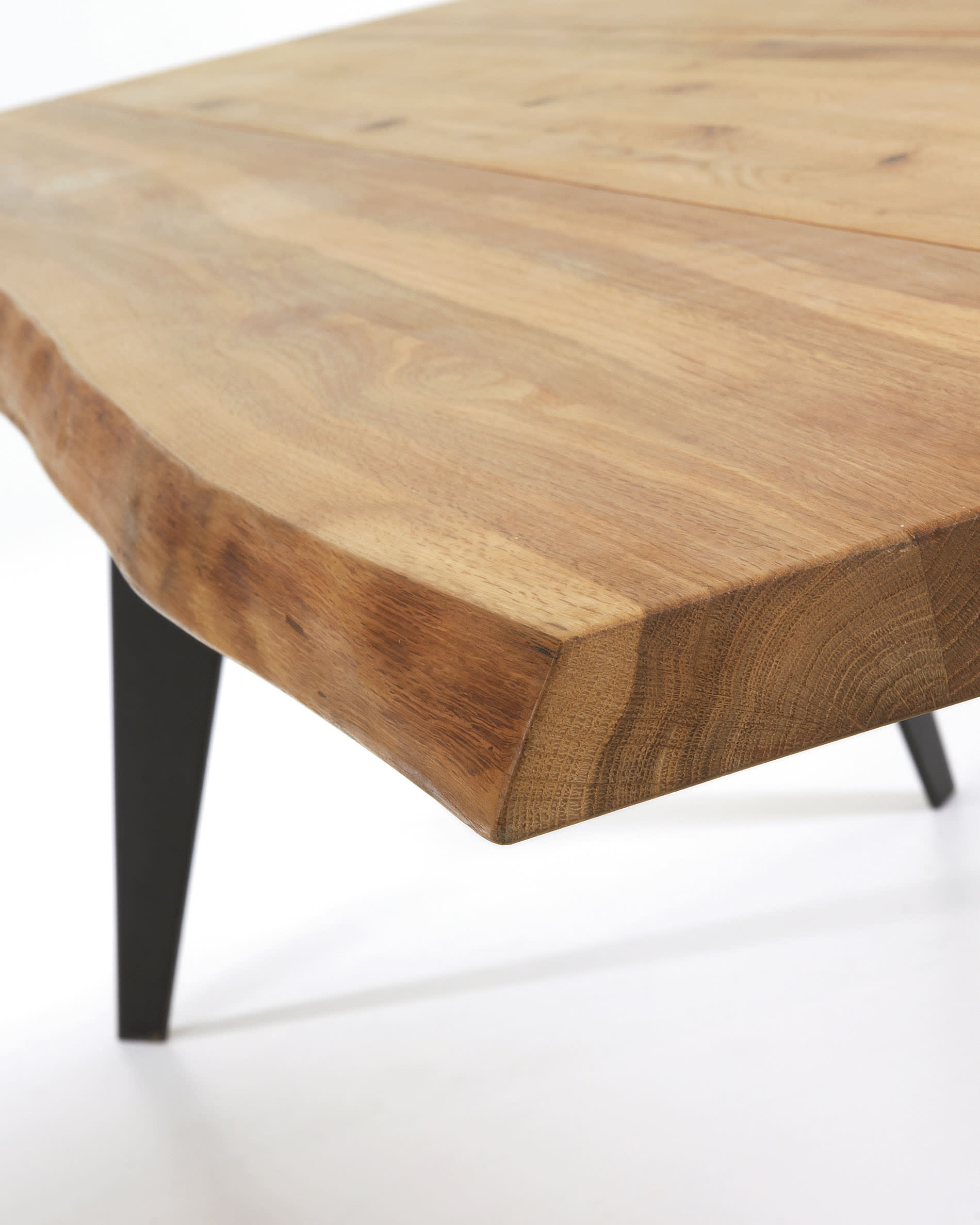 Stilvoller Koda Tisch aus Eichenfurnier mit natürlichem Finish und stabilen Stahlbeinen in Schwarz, 160 x 90 cm – ideal für gesellige Essbereiche.