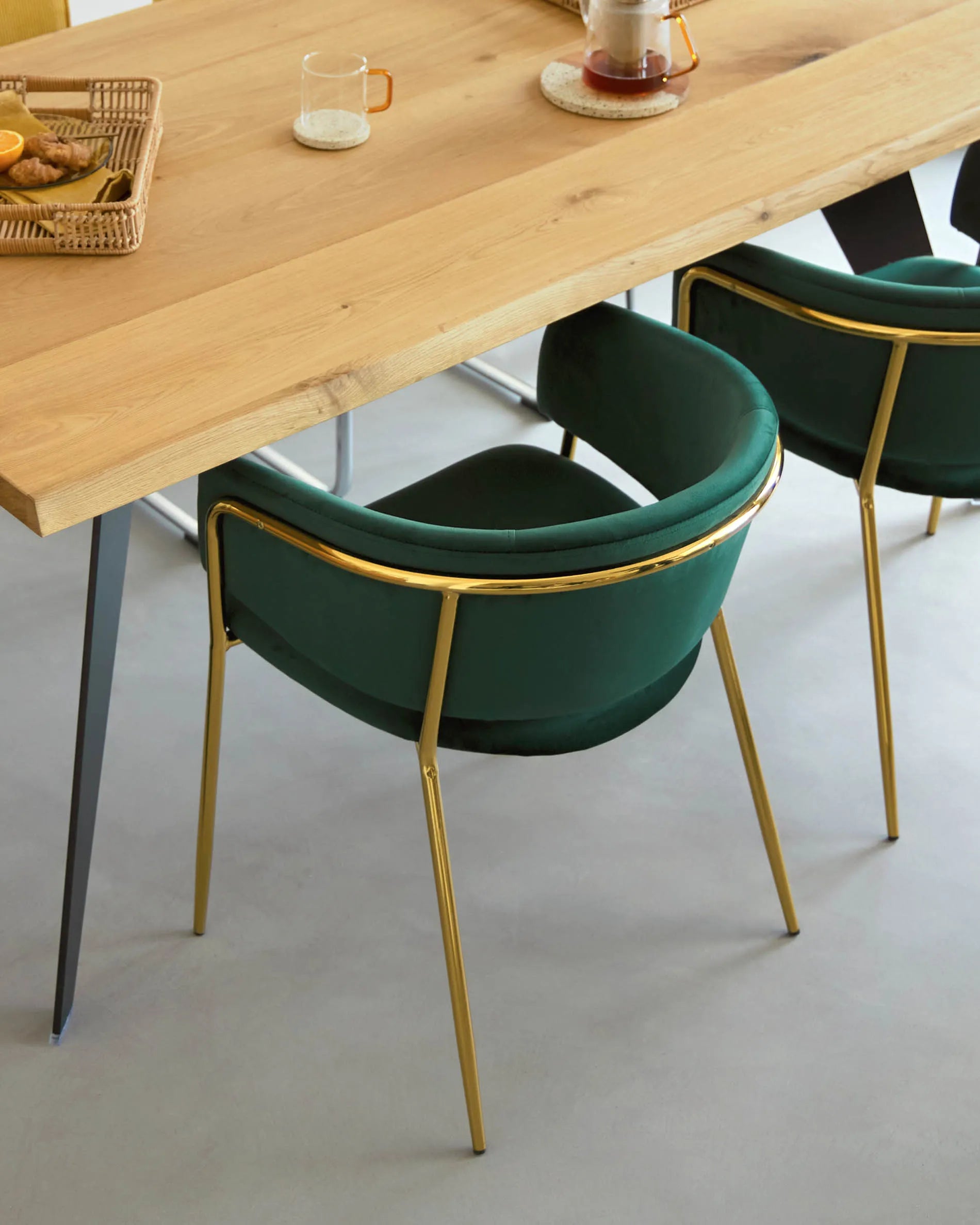 Eleganter Koda Tisch mit Eichenfurnier, natürlichem Finish und schwarzen Stahlbeinen, 160x90 cm, perfekt für moderne Wohnräume.