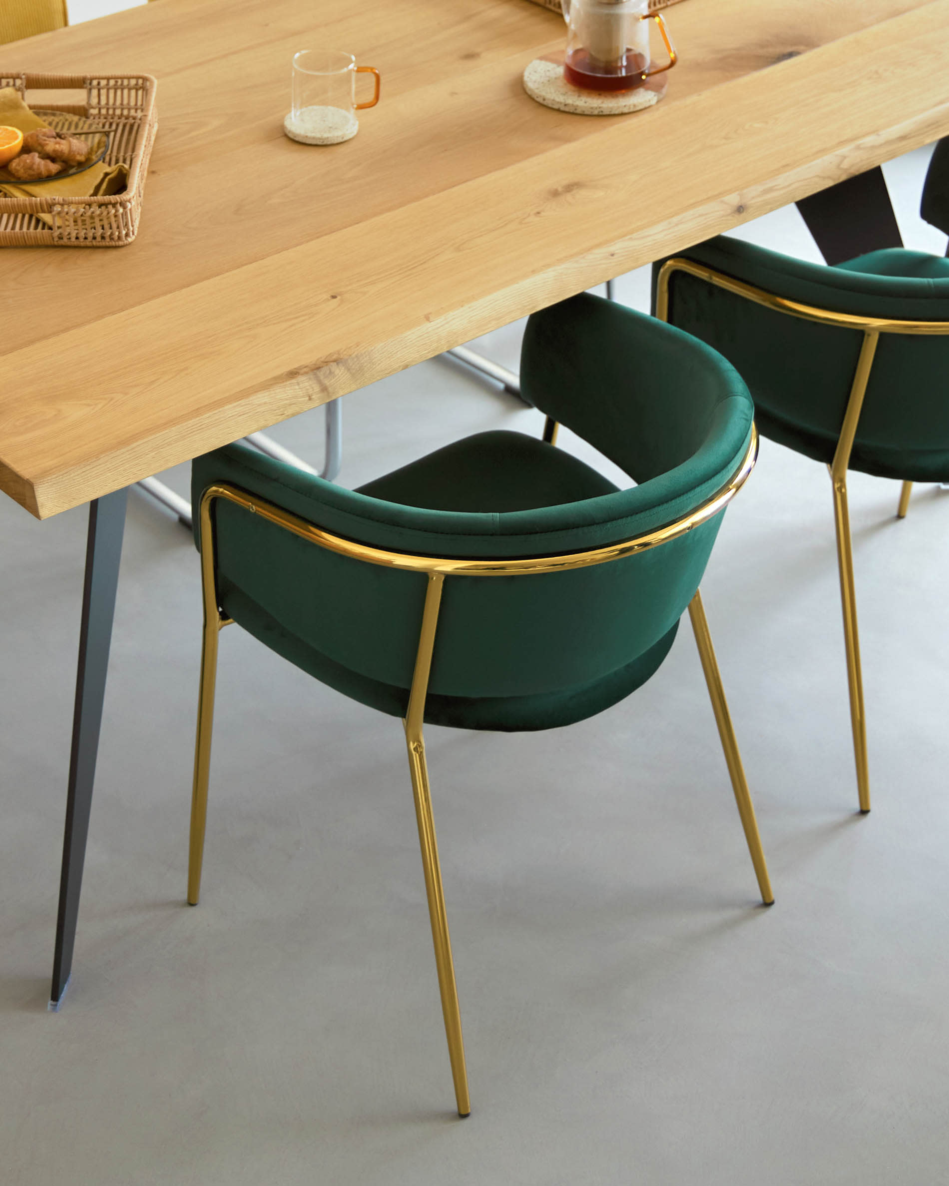 Der Koda Tisch von Kave Home kombiniert warmes Eichenfurnier mit robusten Stahlbeinen in Schwarz – perfekt für gesellige Essmomente.