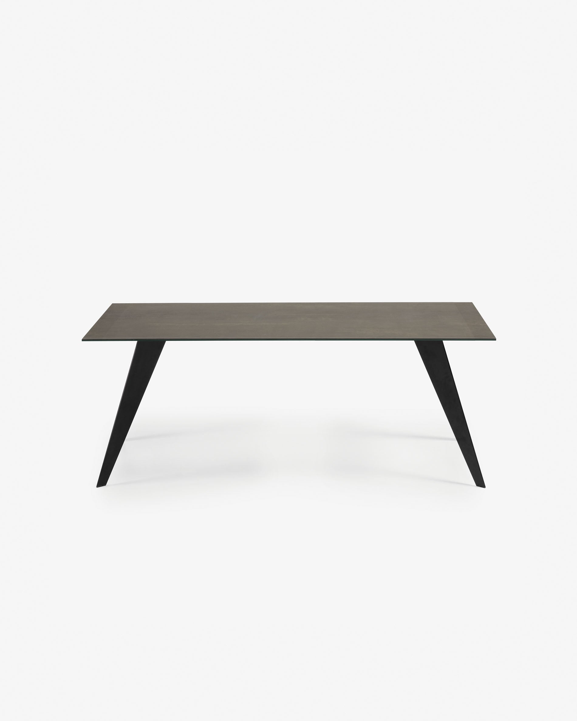 Koda Tisch aus Feinsteinzeug mit Iron Moss Finish und schwarzen Stahlbeinen  200 x 100 cm in Schwarz präsentiert im Onlineshop von KAQTU Design AG. Esstisch ist von Kave Home