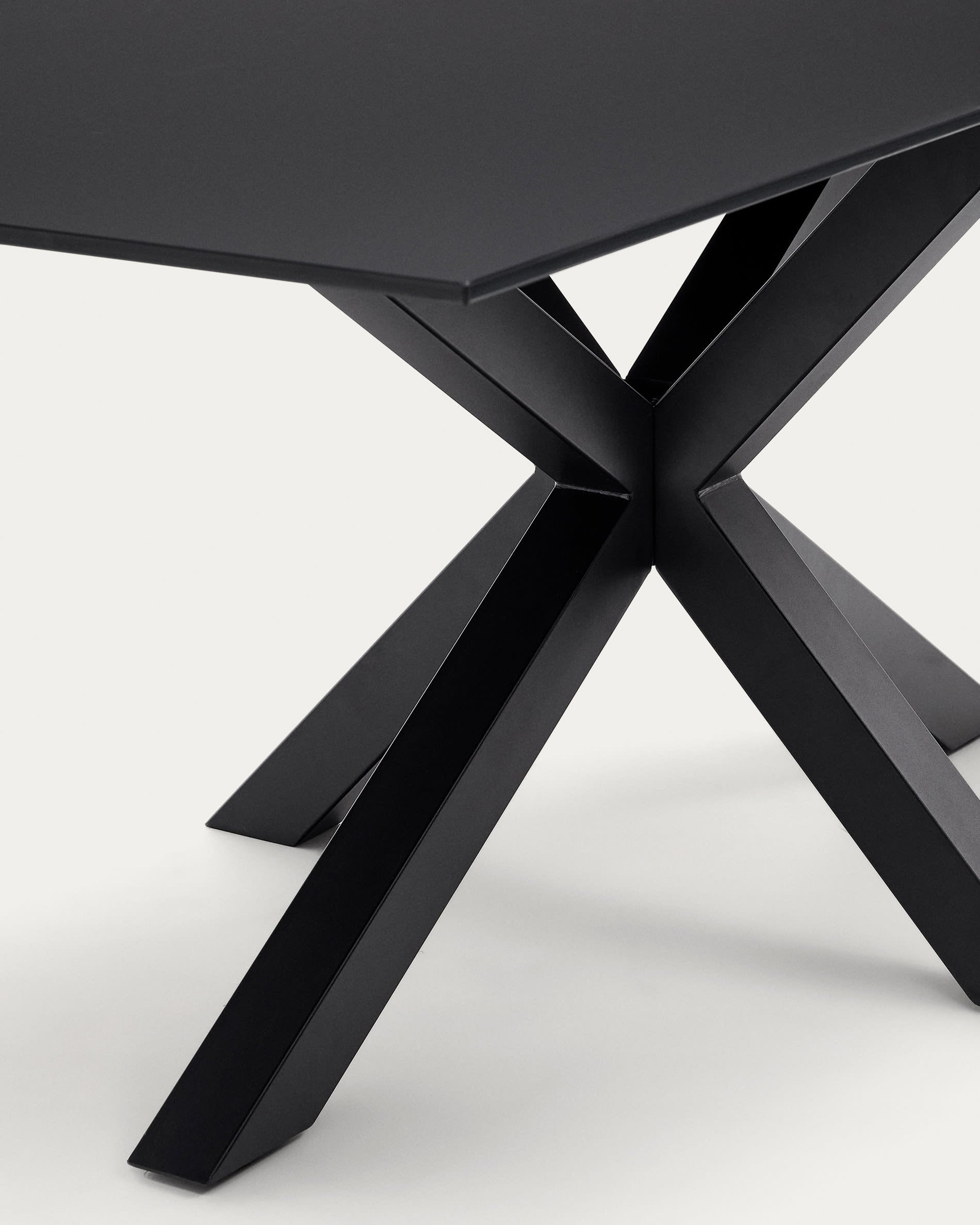 Der Argo Tisch von Kave Home vereint elegantes schwarzes Glas und robuste Stahlbeine – ideal für gesellige Momente und stilvolle Einrichtung.
