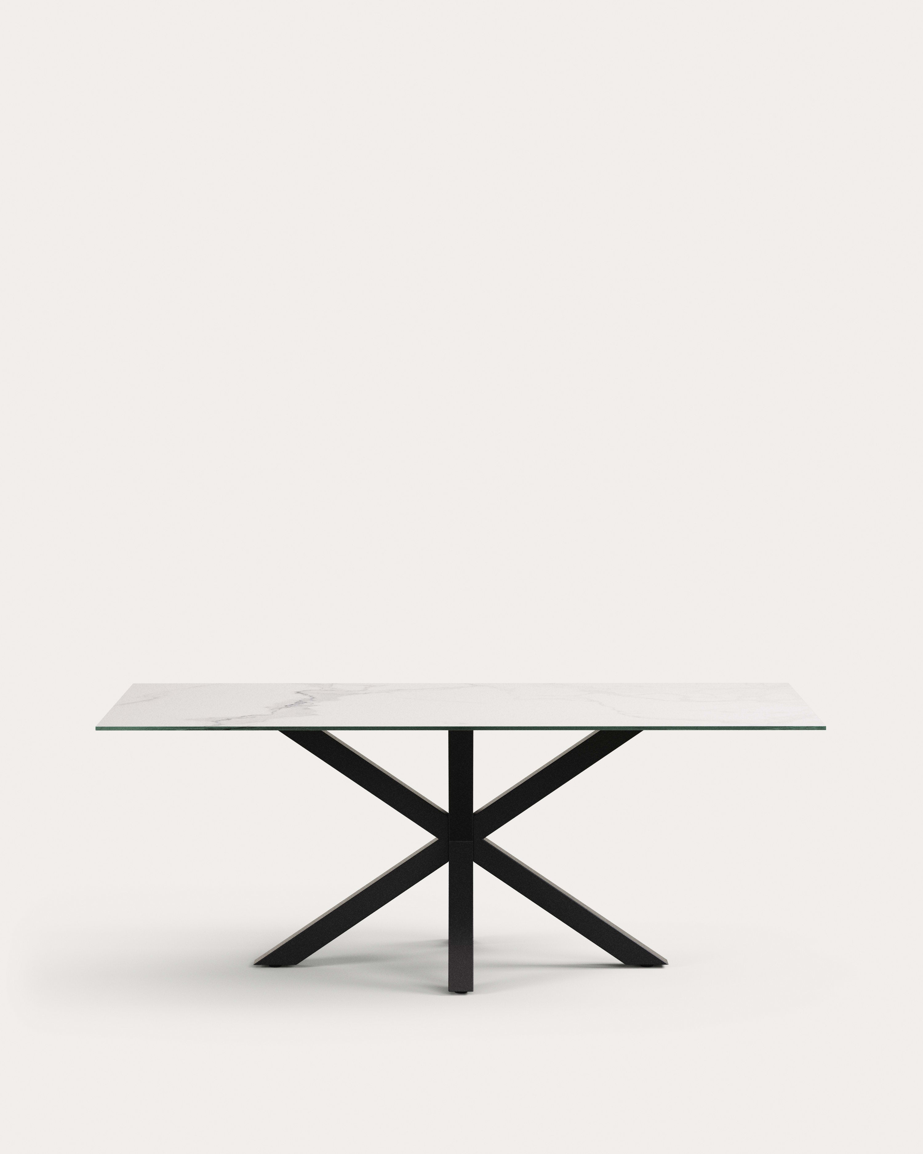Moderner Argo Tisch 200x100 cm, schwarze Epoxy-Basis, weiße Kalos-Tischplatte, stilvoll und hochwertig von Kave Home.