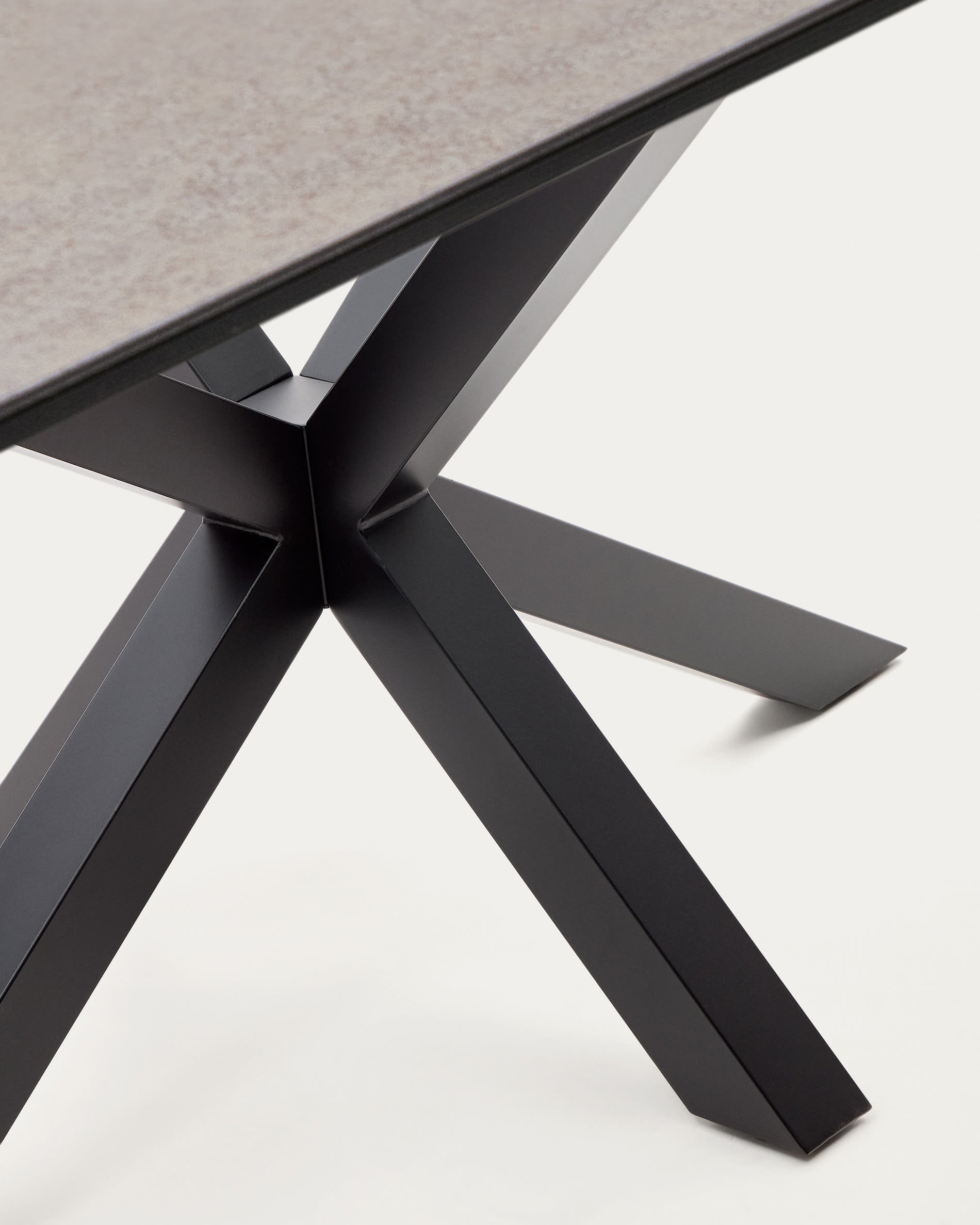 Moderner Tisch Argo mit Iron Moss-Porzellanplatte und schwarzen Stahlbeinen, 200x100 cm, ideal für stilvolle Einrichtungen.