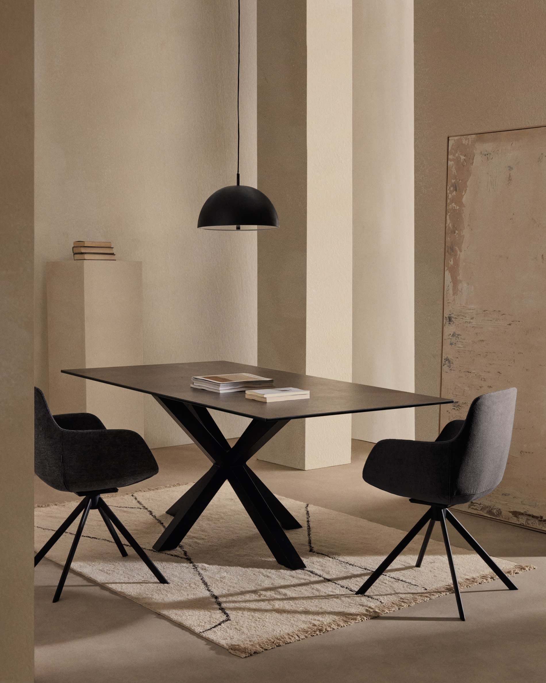 Eleganter Tisch Argo mit Iron Moss-Porzellanplatte und schwarzen Stahlbeinen, 200x100 cm, perfekt für moderne Wohnräume.