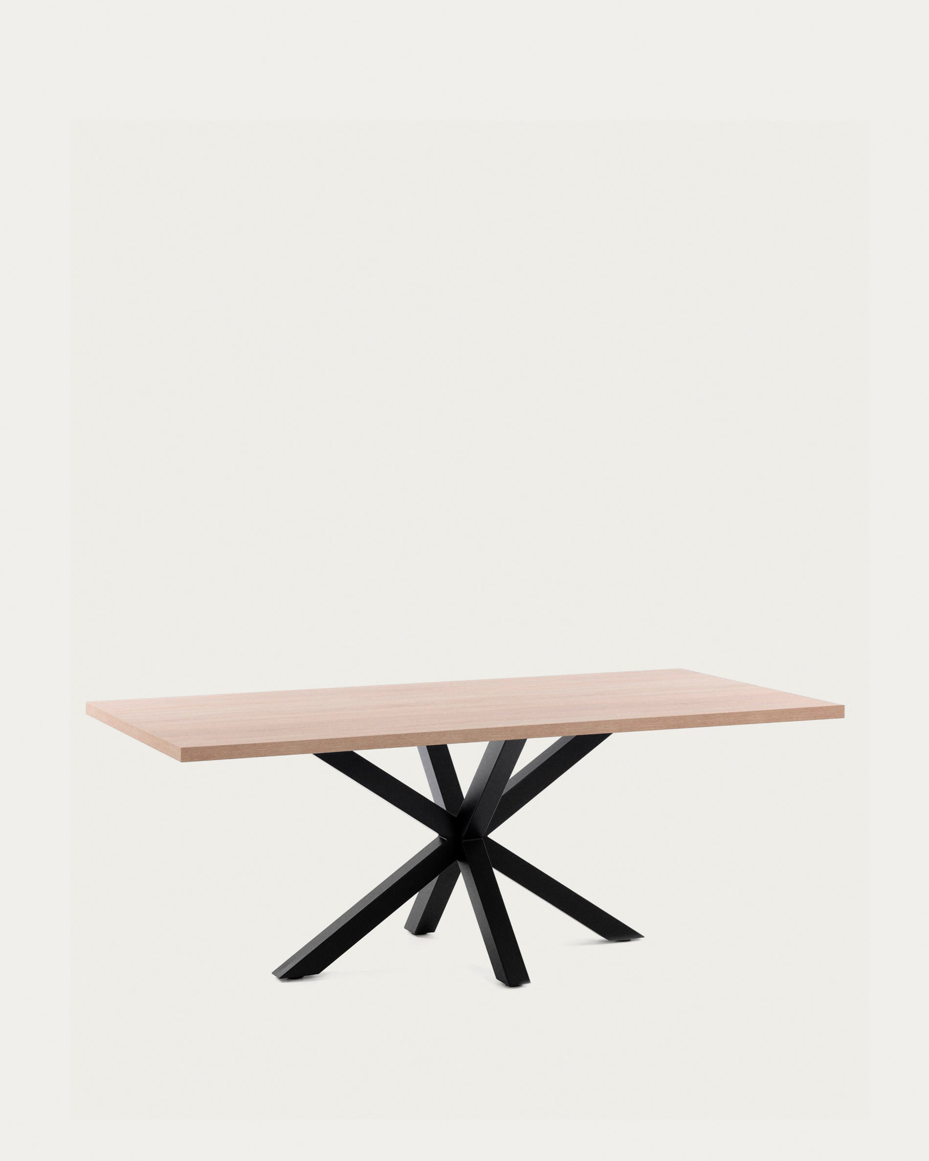 Tisch Argo: Natürliche Melamin-Oberfläche, schwarze Stahlbeine, 200x100 cm, modernes Design, robust und elegant von Kave Home.