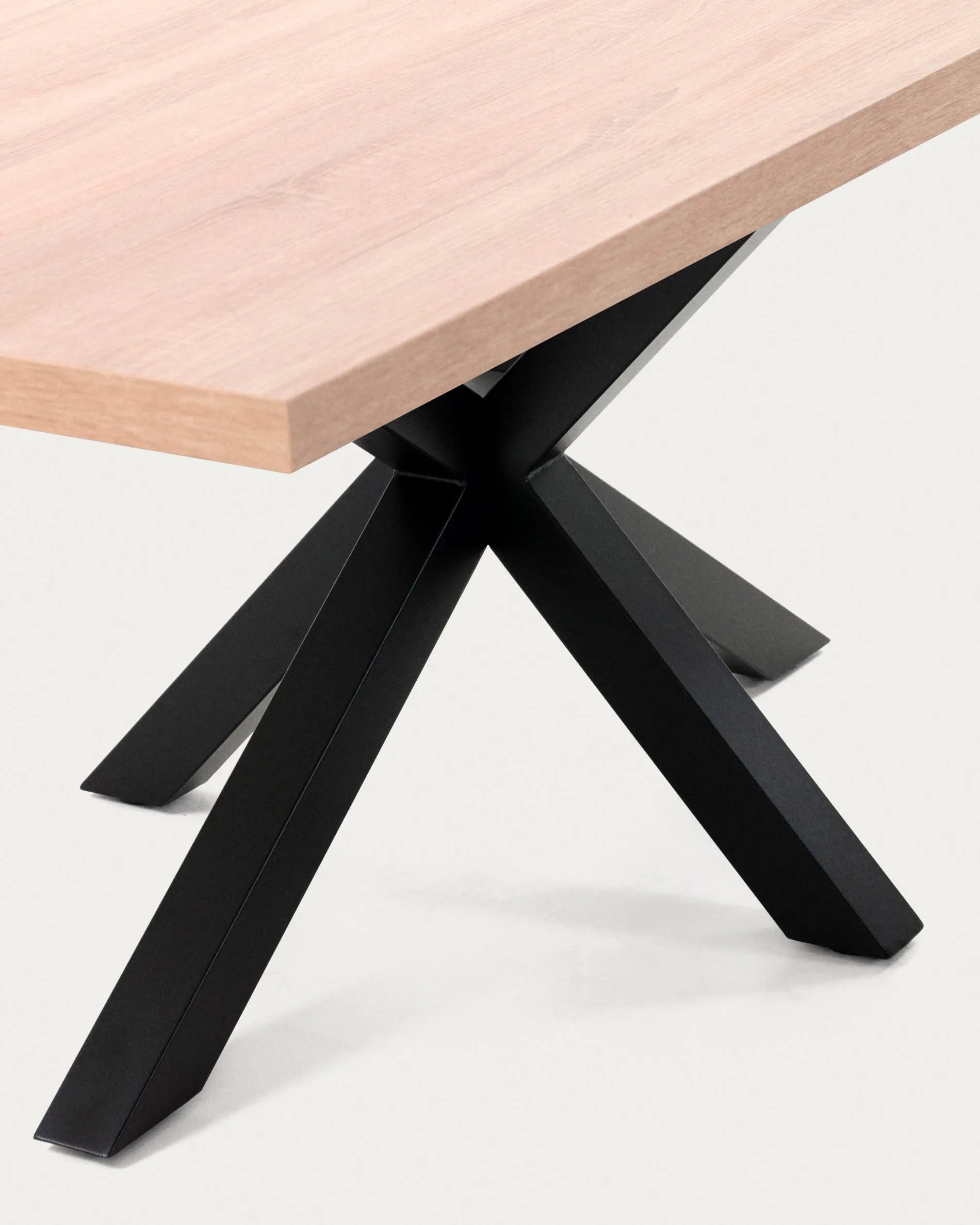 Moderner Tisch Argo von Kave Home, 200x100 cm, mit natürlicher Melamin-Oberfläche und stabilen schwarzen Stahlbeinen.