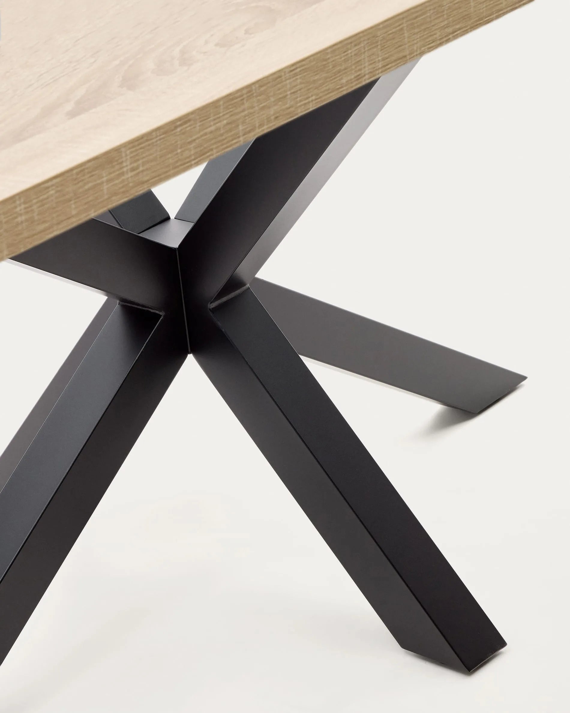 Moderner Tisch Argo: Melamin-Oberfläche in Naturholzoptik, schwarze Stahlbeine, 200x100 cm, stilvoll und robust von Kave Home.