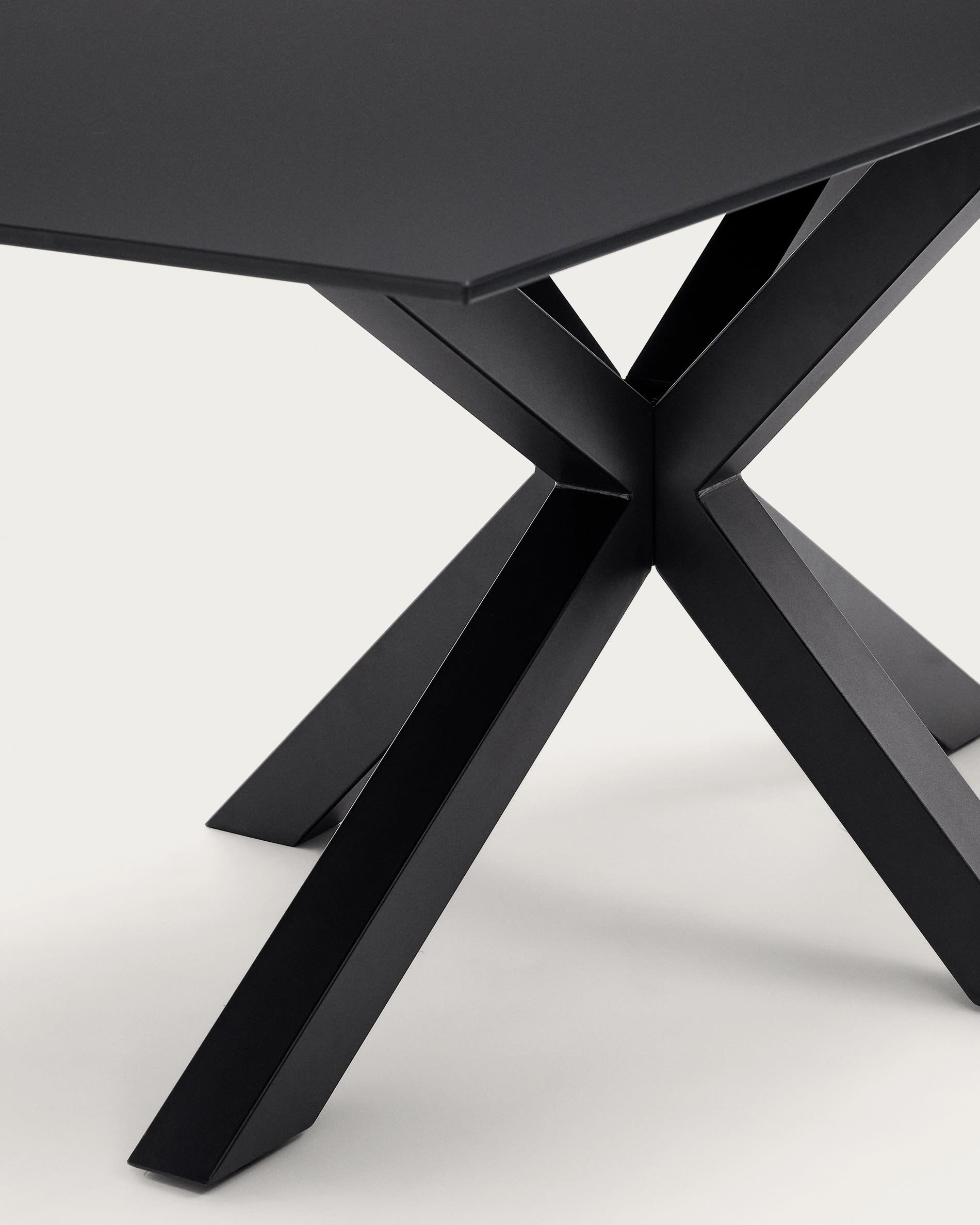 Moderner Argo Tisch: Schwarzes Glas, schwarze Stahlbeine, 180x90 cm. Stilvolles Design von Kave Home für Ihr Zuhause.