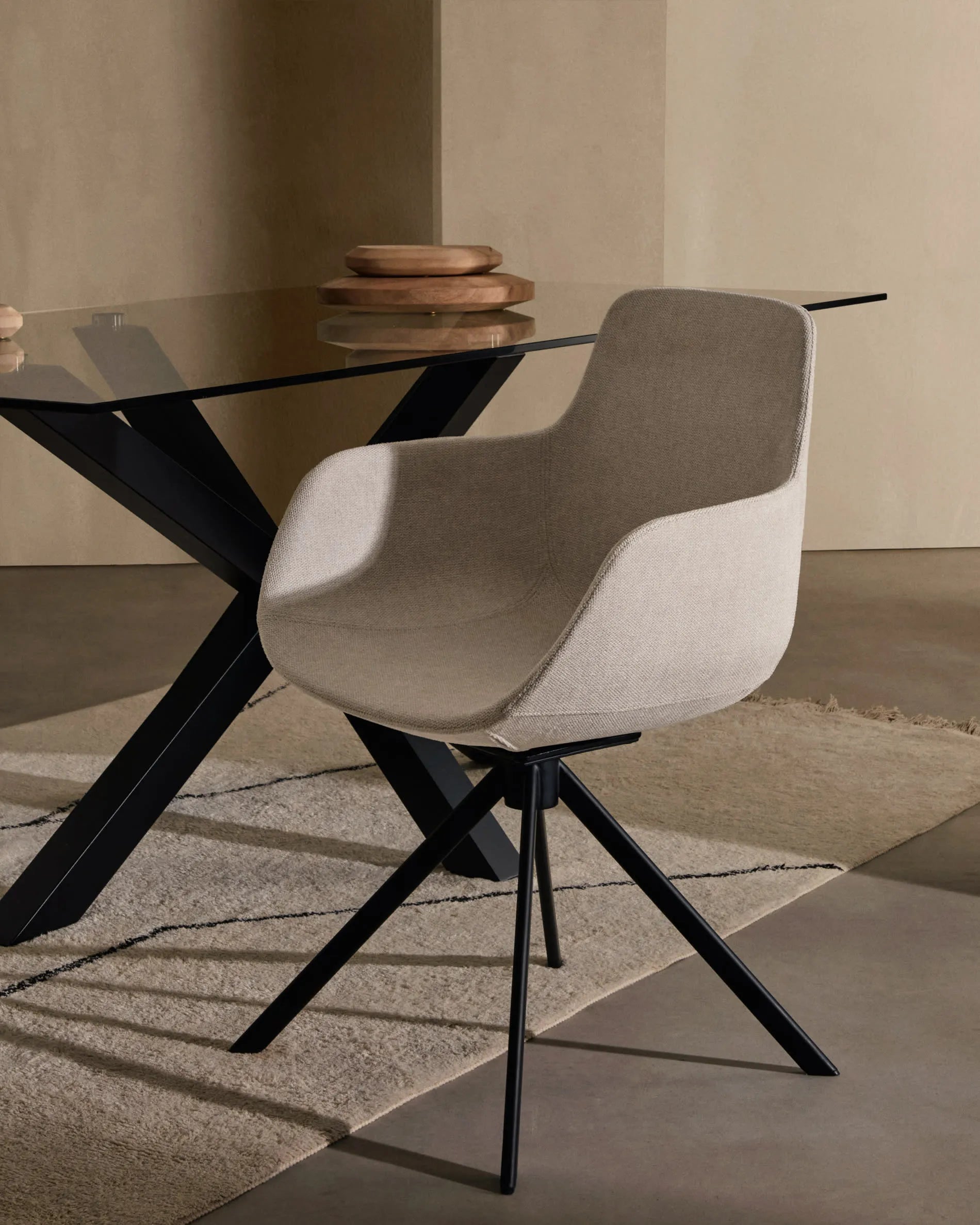 Moderner Argo Tisch: Glasplatte, schwarze Stahlbeine, 180x100 cm, stilvolles Design, ideal für Esszimmer oder Büro.