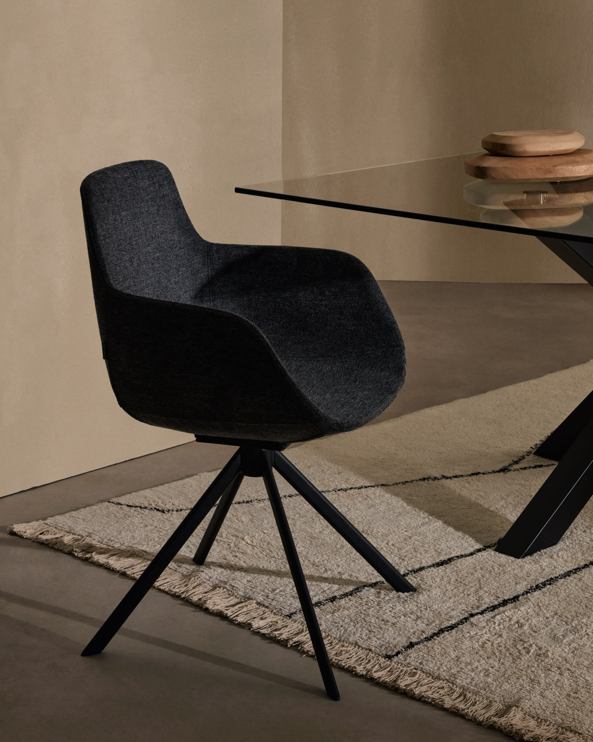 Eleganter Argo Tisch: Glasplatte, schwarze Stahlbeine, 180x100 cm, modernes Design, perfekt für Wohn- oder Arbeitsräume.