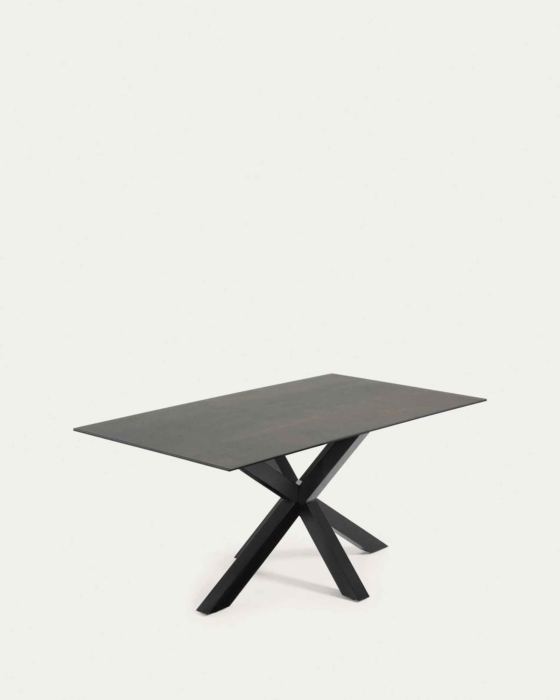 Moderner Tisch Argo: Iron Moss-Porzellanplatte, schwarze Stahlbeine, 180x100 cm, stilvoll und langlebig, von Kave Home.