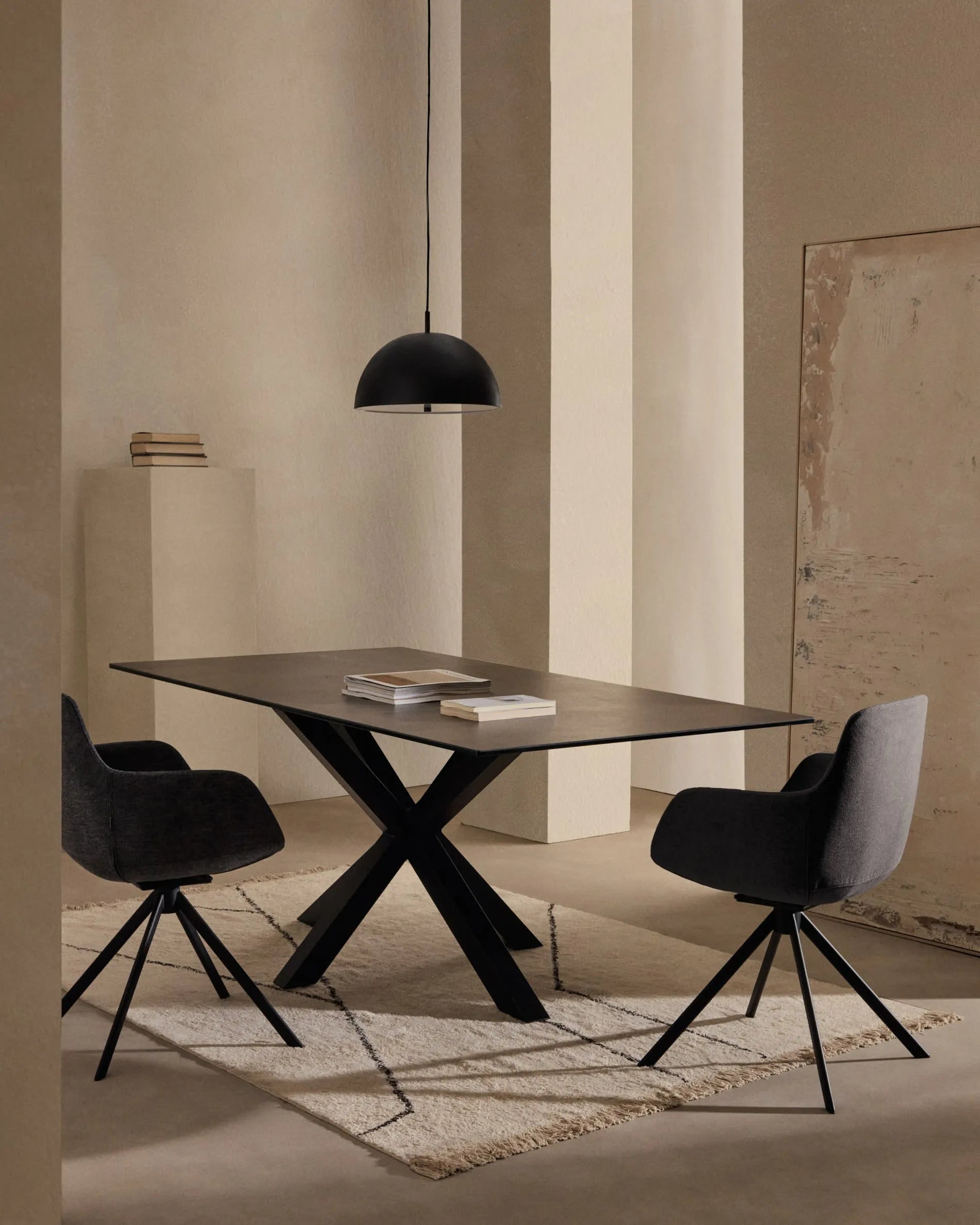 Moderner Tisch Argo: Porzellanoberfläche in Iron Moss, schwarze Stahlbeine, 180x100 cm, stilvoll und robust von Kave Home.