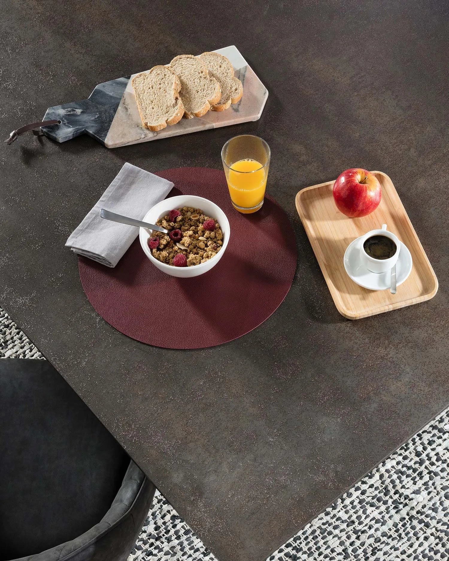 Eleganter Tisch Argo: Iron Moss-Porzellanplatte, schwarze Stahlbeine, 180x100 cm, modernes Design, robust und stilvoll von Kave Home.