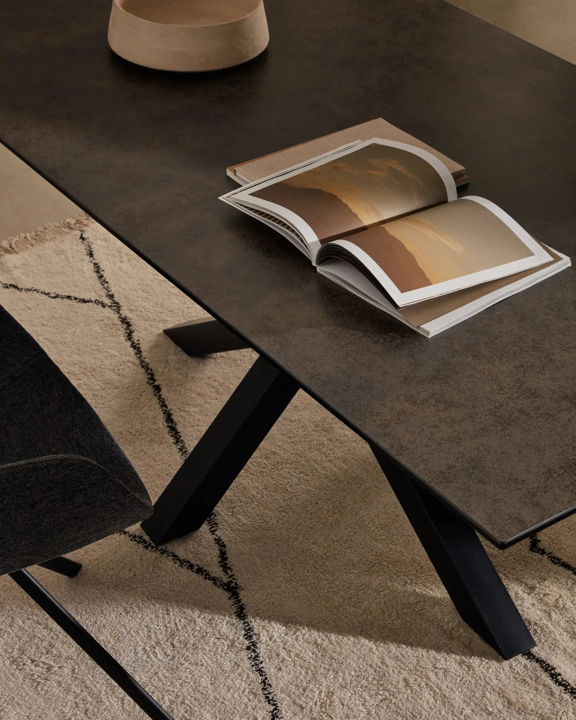 Moderner Tisch Argo: Porzellanplatte in Iron Moss, schwarze Stahlbeine, 180x100 cm, stilvoll und langlebig, von Kave Home.