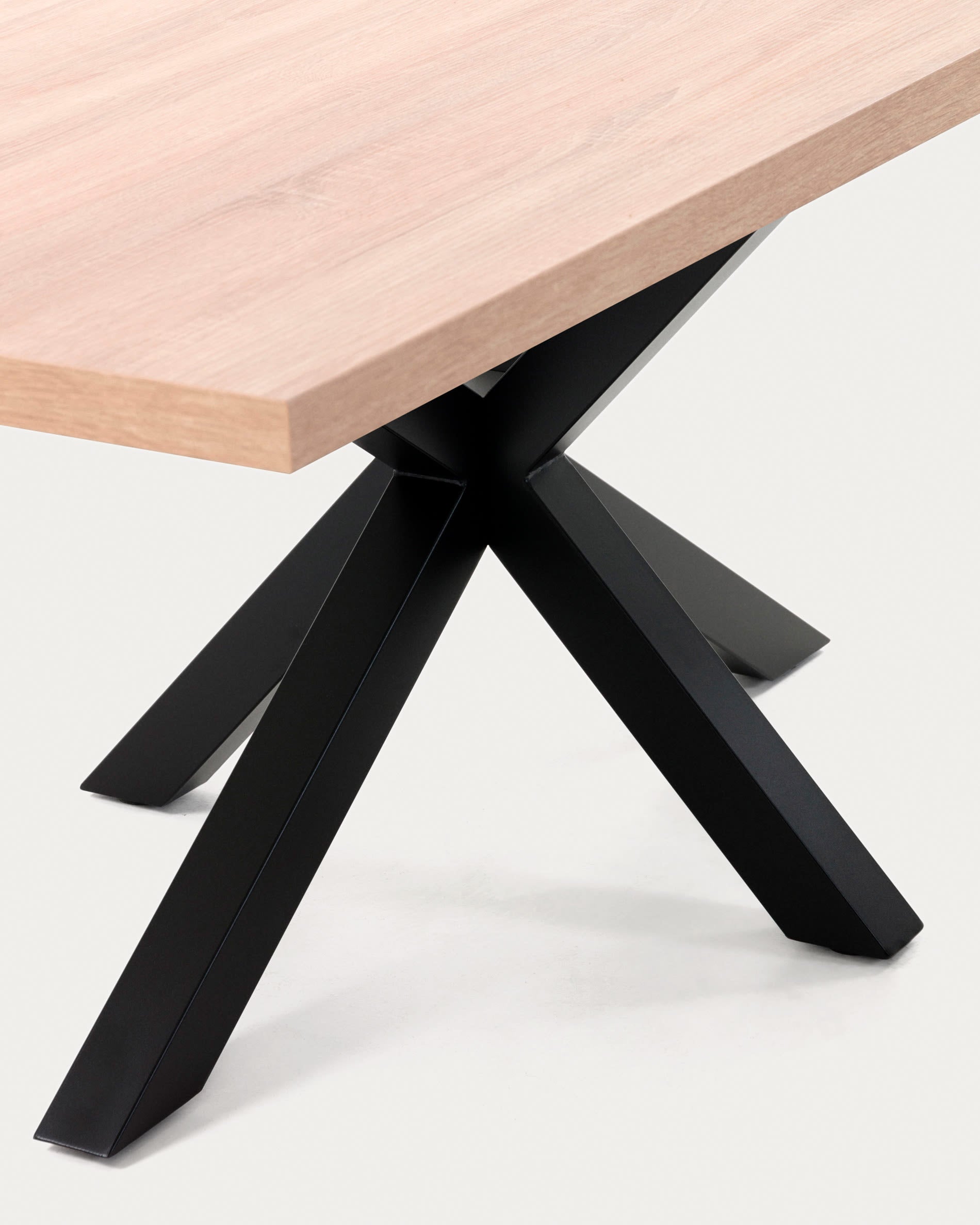 Moderner Tisch Argo: 180x100 cm, Holzoptik-Melaminplatte, schwarze Stahlbeine, perfekt für Esszimmer oder Arbeitszimmer.