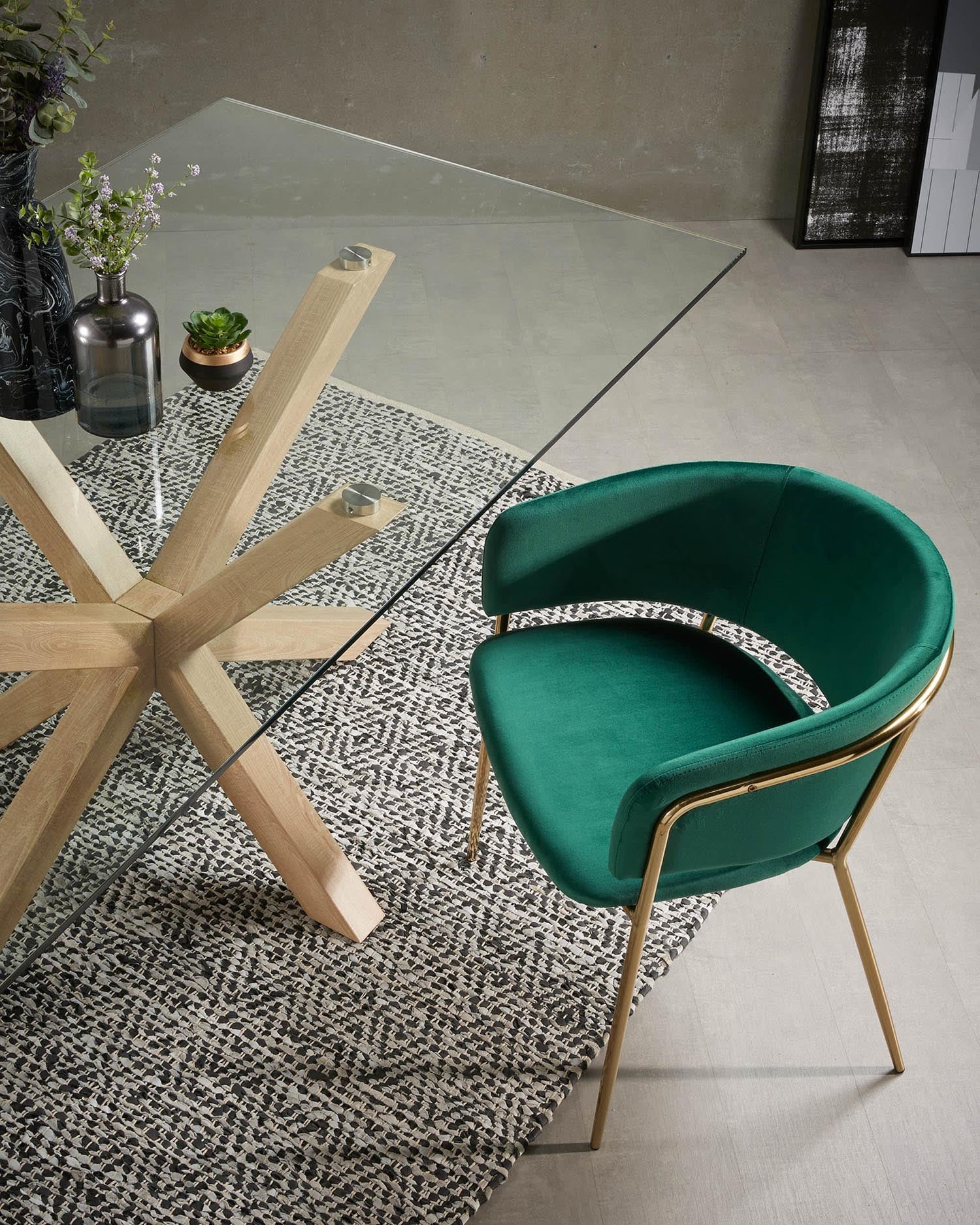 Moderner Argo Tisch mit Glasplatte und Stahlbeinen in Holzoptik, 180x100 cm, ideal für stilvolle Wohnräume.