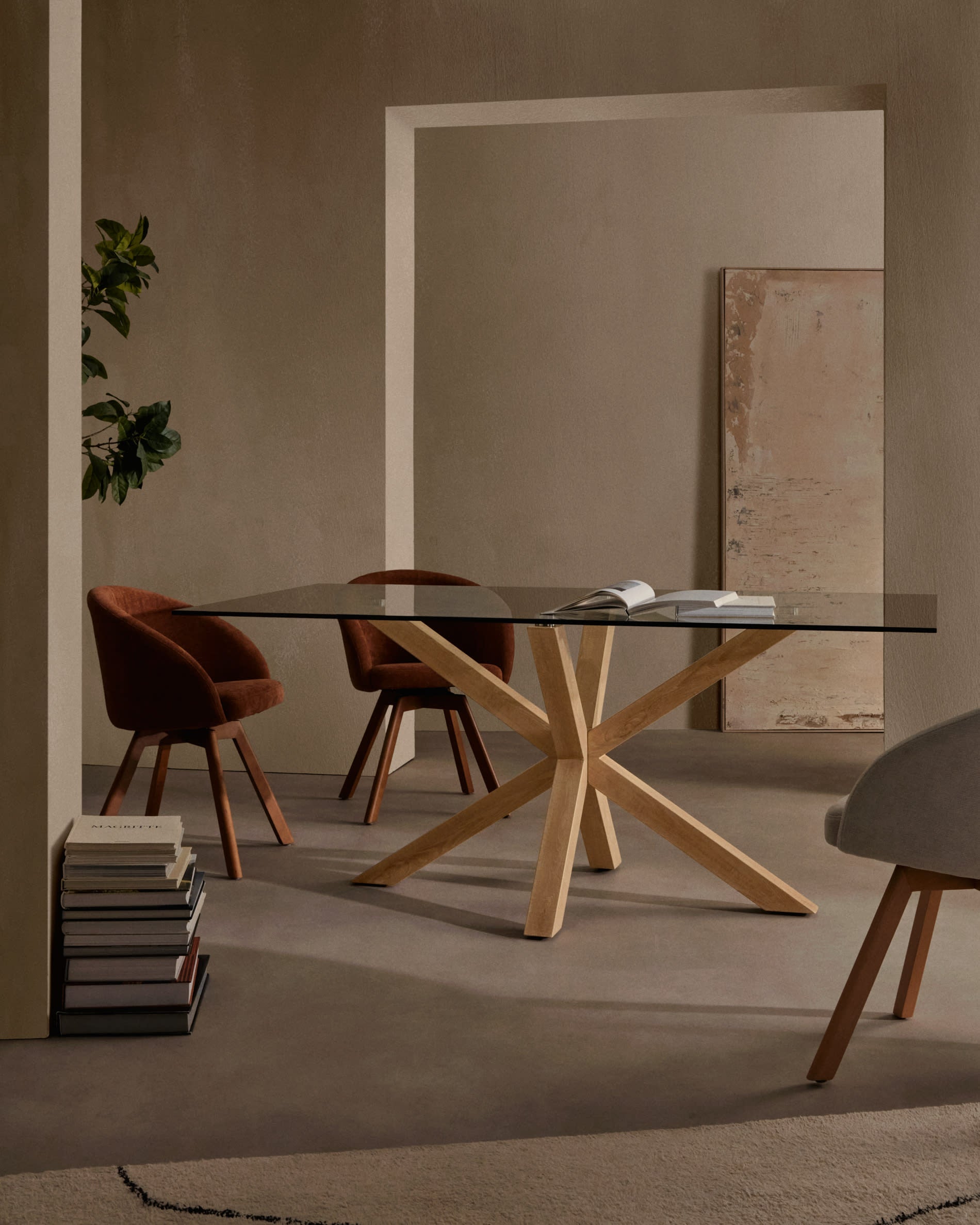 Eleganter Argo Tisch mit Glasplatte und Holzoptik-Stahlbeinen, 180x100 cm, perfekt für moderne und stilvolle Einrichtungen.