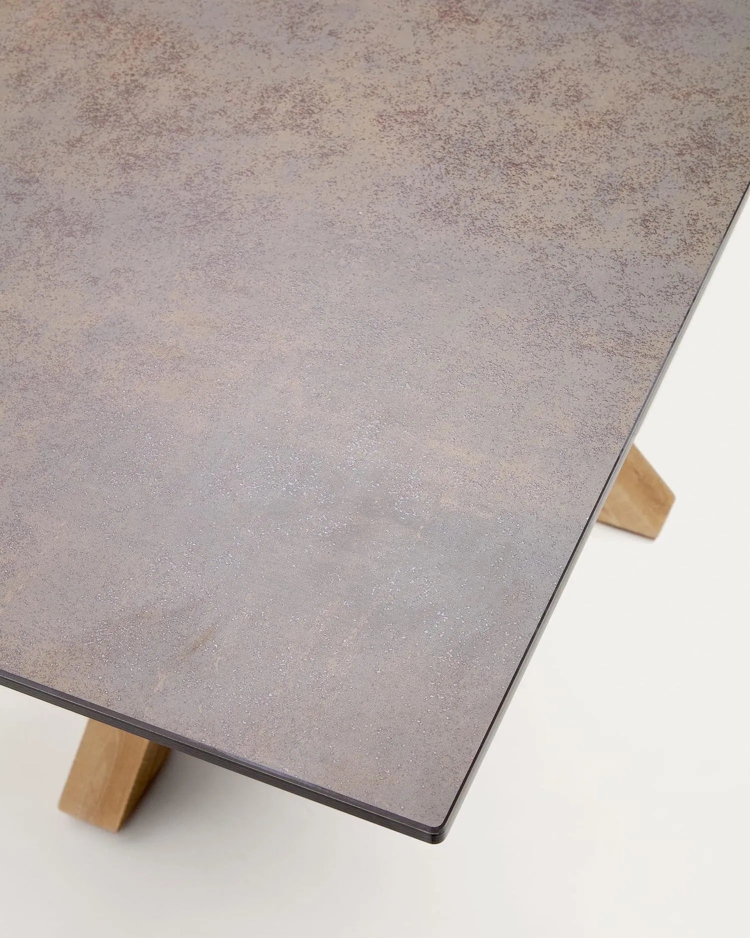 Moderner Tisch Argo mit Porzellanplatte in Iron Moss und Stahlbeinen in Holzoptik, 180x100 cm, ideal für stilvolle Räume.