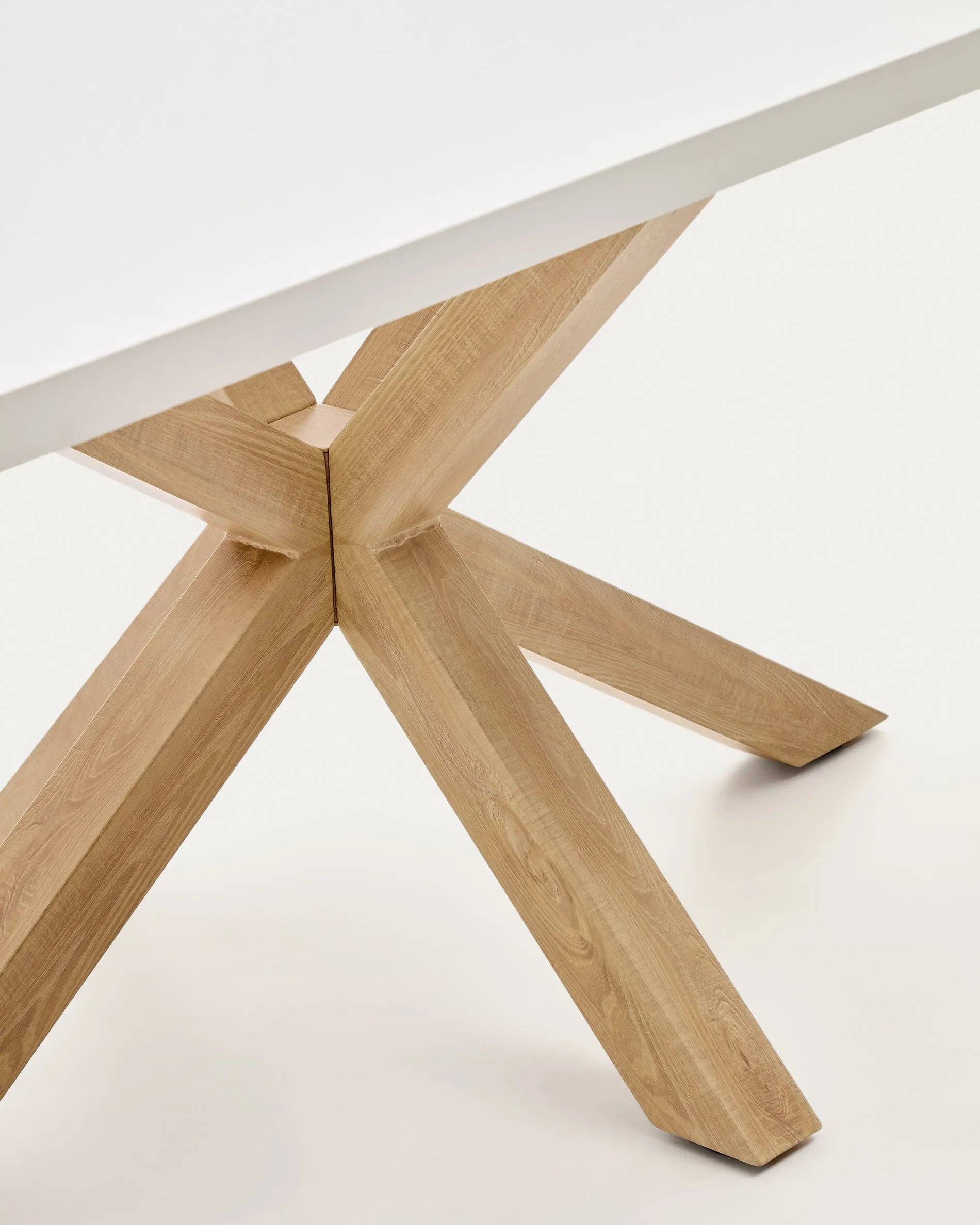 Moderner Tisch Argo: Weiße Melamin-Oberfläche, Stahlbeine in Holzoptik, 180x100 cm, stilvoll und funktional von Kave Home.