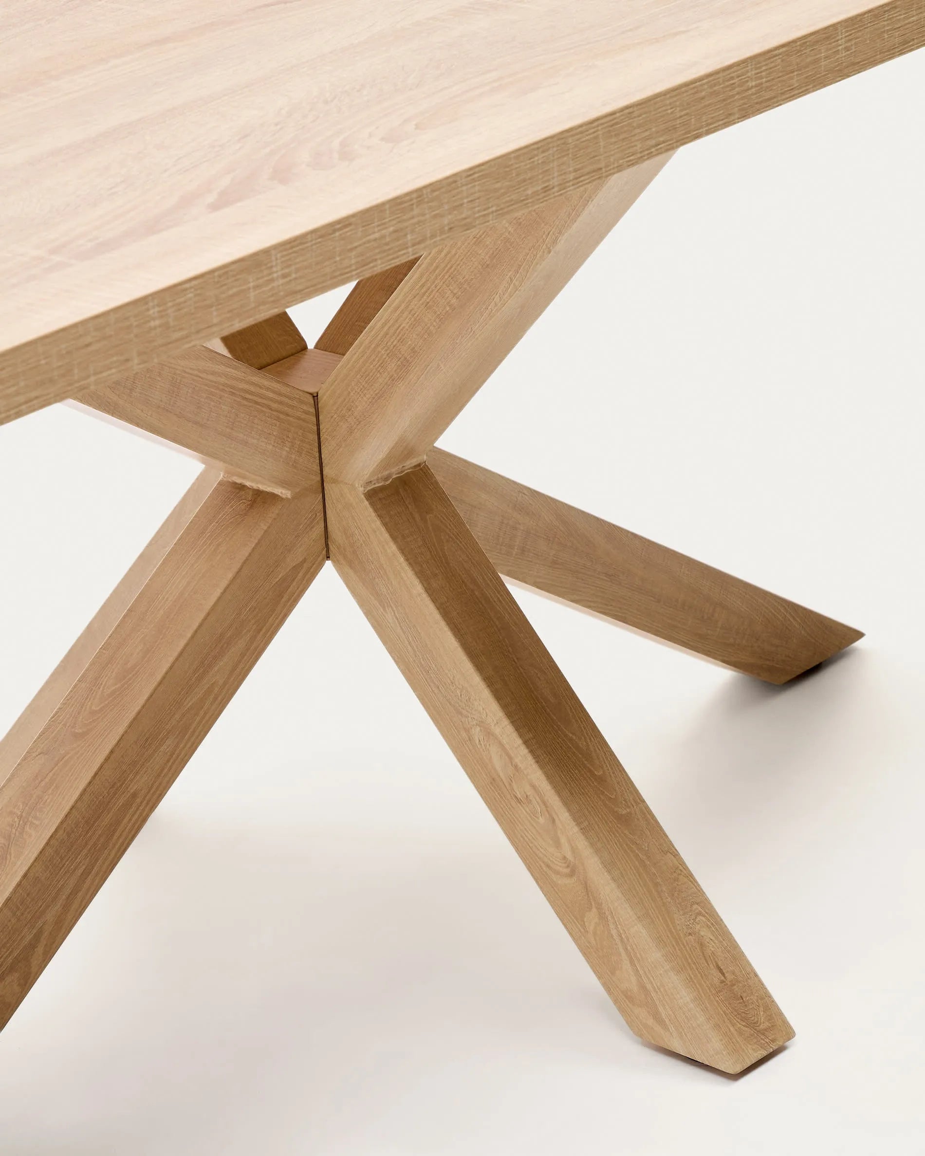 Tisch Argo: Natürliche Melamin-Oberfläche, Stahlbeine in Holzoptik, 180x100 cm, stilvoll und robust, von Kave Home.