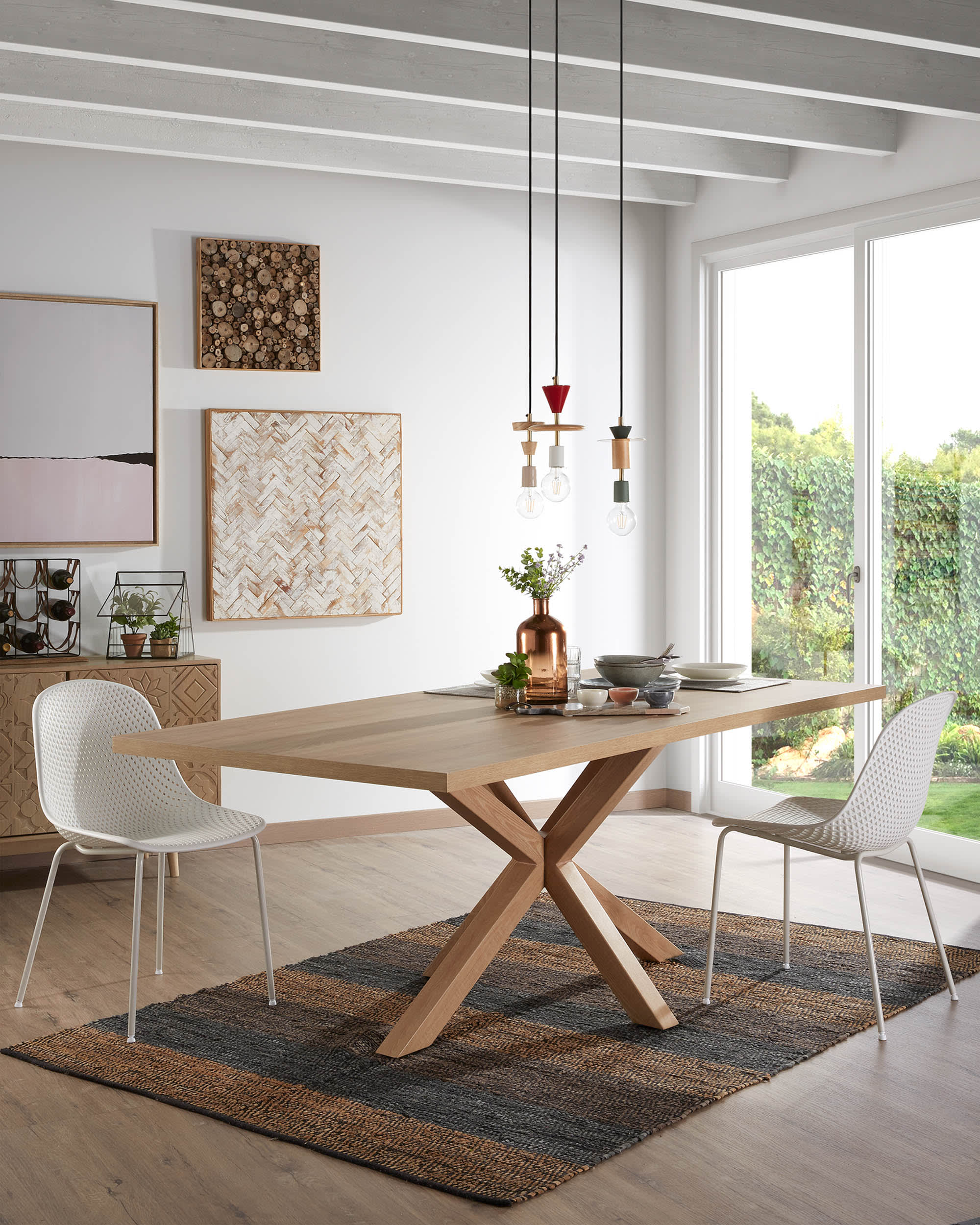 Moderner Tisch Argo: Melamin-Oberfläche in Natur-Optik, Stahlbeine in Holzdesign, 180x100 cm, elegant und langlebig, von Kave Home.