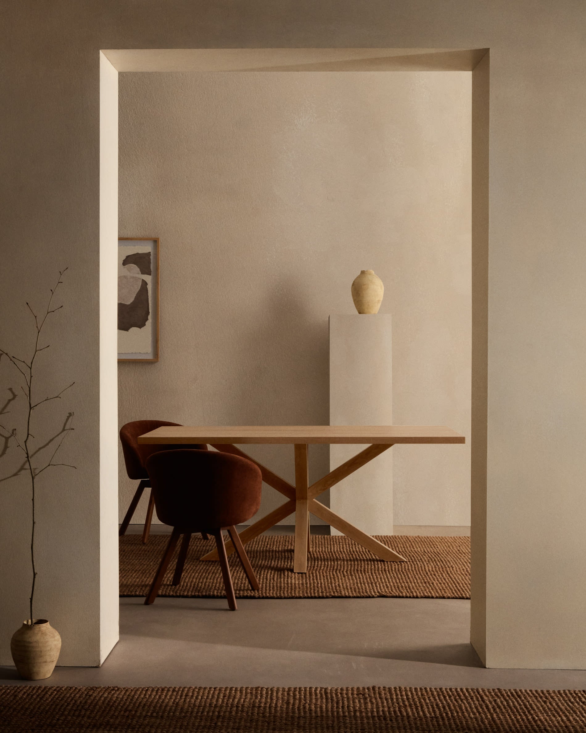Moderner Tisch Argo: Melamin-Oberfläche in Natur-Optik, Stahlbeine in Holzdesign, 180x100 cm, elegant und langlebig, von Kave Home.