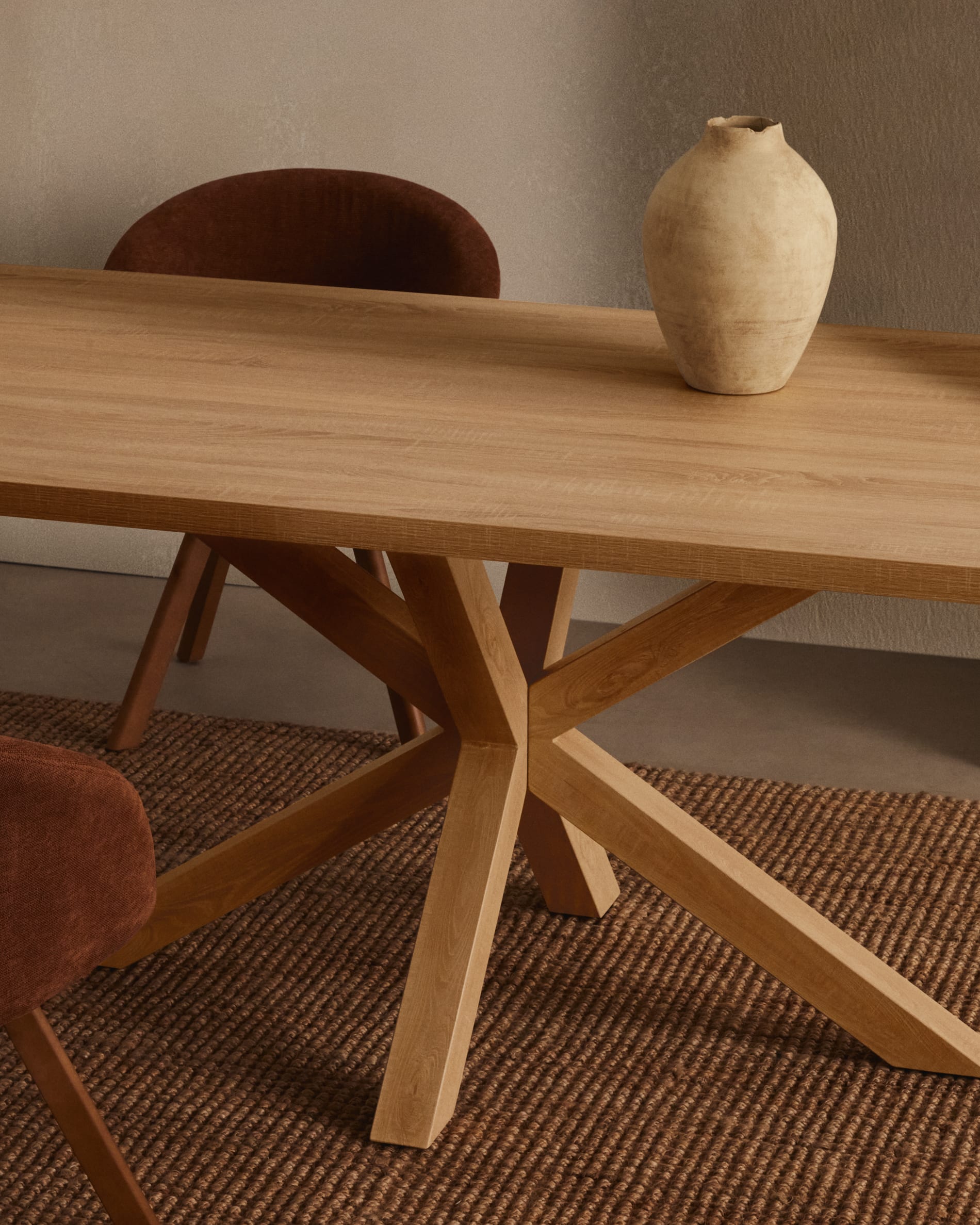 Moderner Tisch Argo: Melamin-Oberfläche in Natur-Optik, Stahlbeine in Holzdesign, 180x100 cm, elegant und langlebig, von Kave Home.