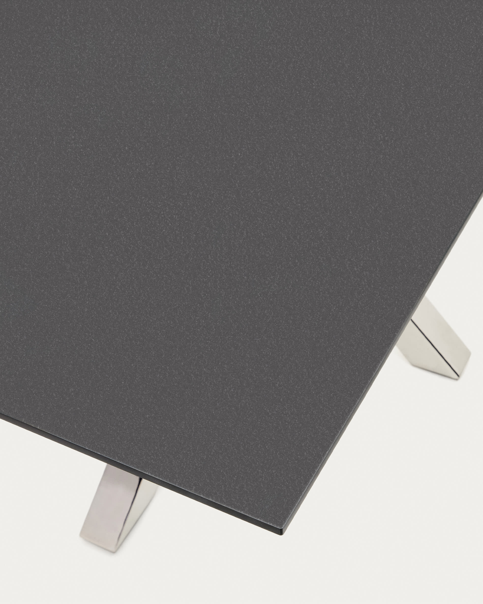 Eleganter Esstisch Argo: Schwarzes Milchglas und Edelstahlbeine, 160 x 90 cm – ideal für gesellige Abende und stilvolle Dinnerpartys.