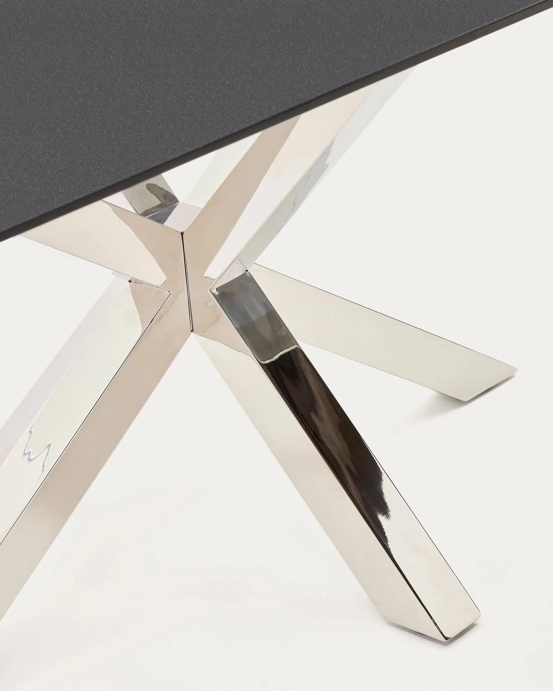 Eleganter Tisch Argo mit schwarzer Milchglasplatte und Edelstahlbeinen, 160x90 cm, perfekt für moderne Wohnräume.