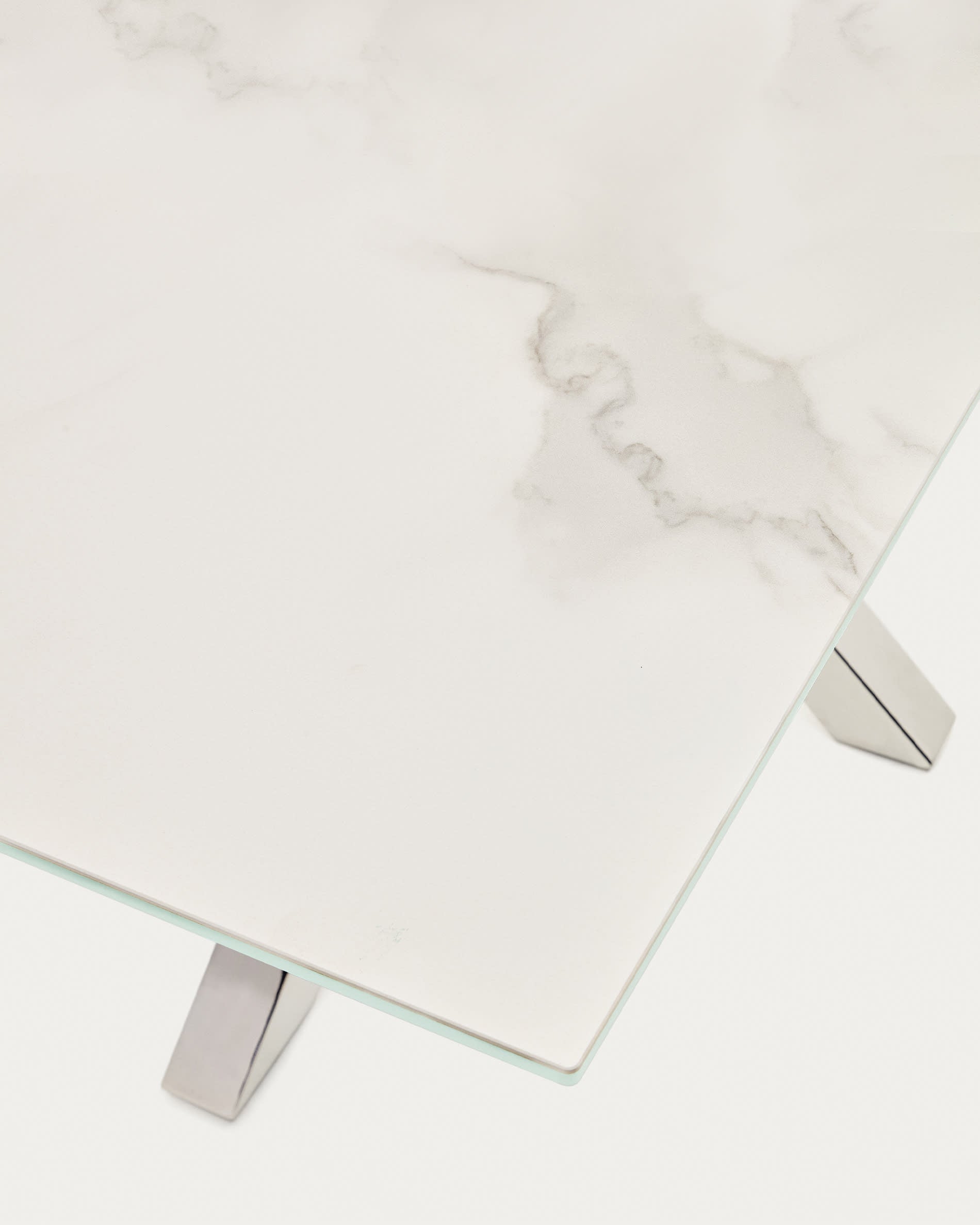 Eleganter Tisch Argo von Kave Home: Robuste Iron Moss-Porzellanplatte, langlebige Edelstahlbeine, 160 x 90 cm – ideal für gesellige Anlässe und modernes Wohndesign.