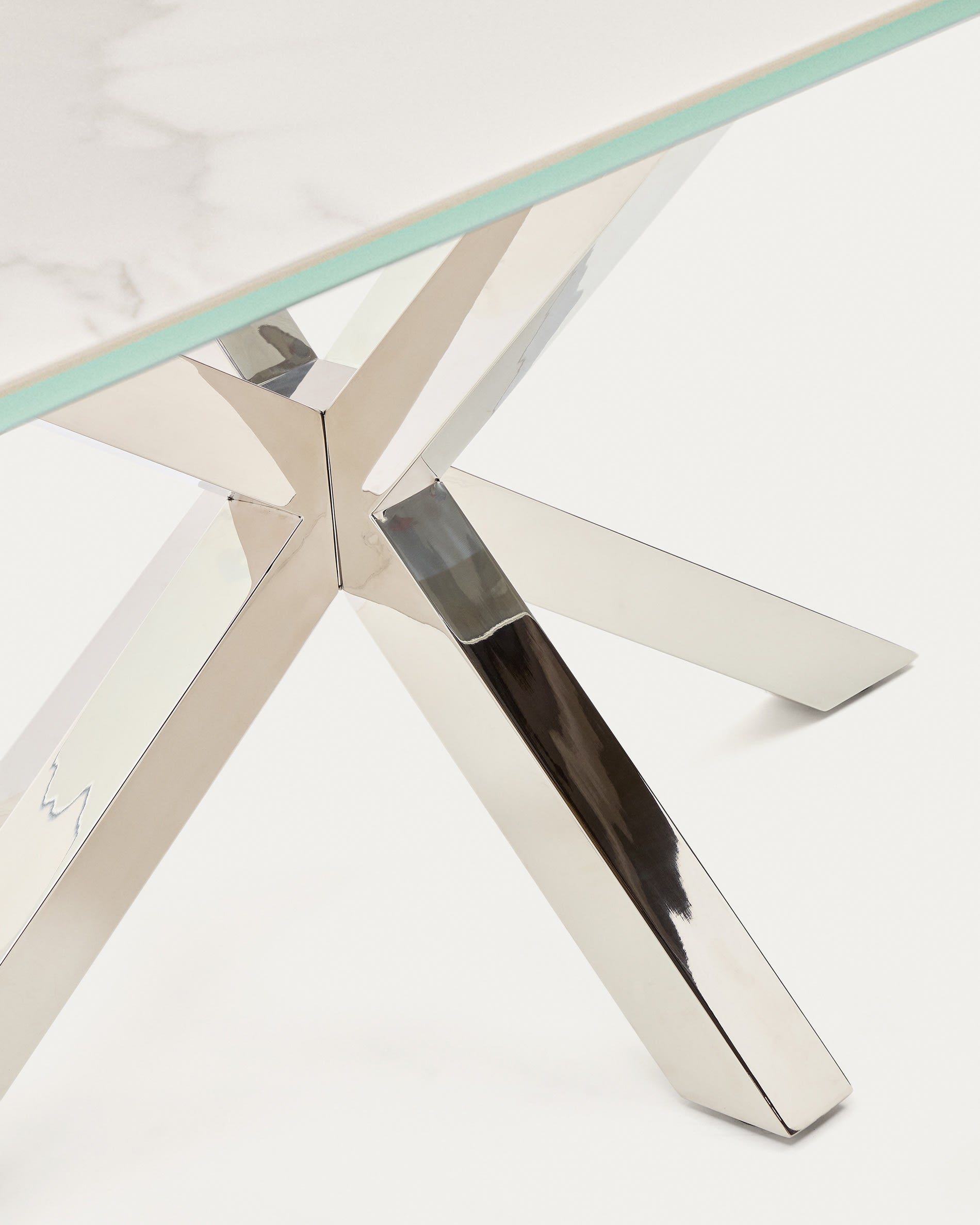 Entdecken Sie den stilvollen Tisch Argo von Kave Home: Edle Iron Moss-Porzellanplatte, stabile Edelstahlbeine, 160 x 90 cm – perfekt für Ihr Esszimmer!