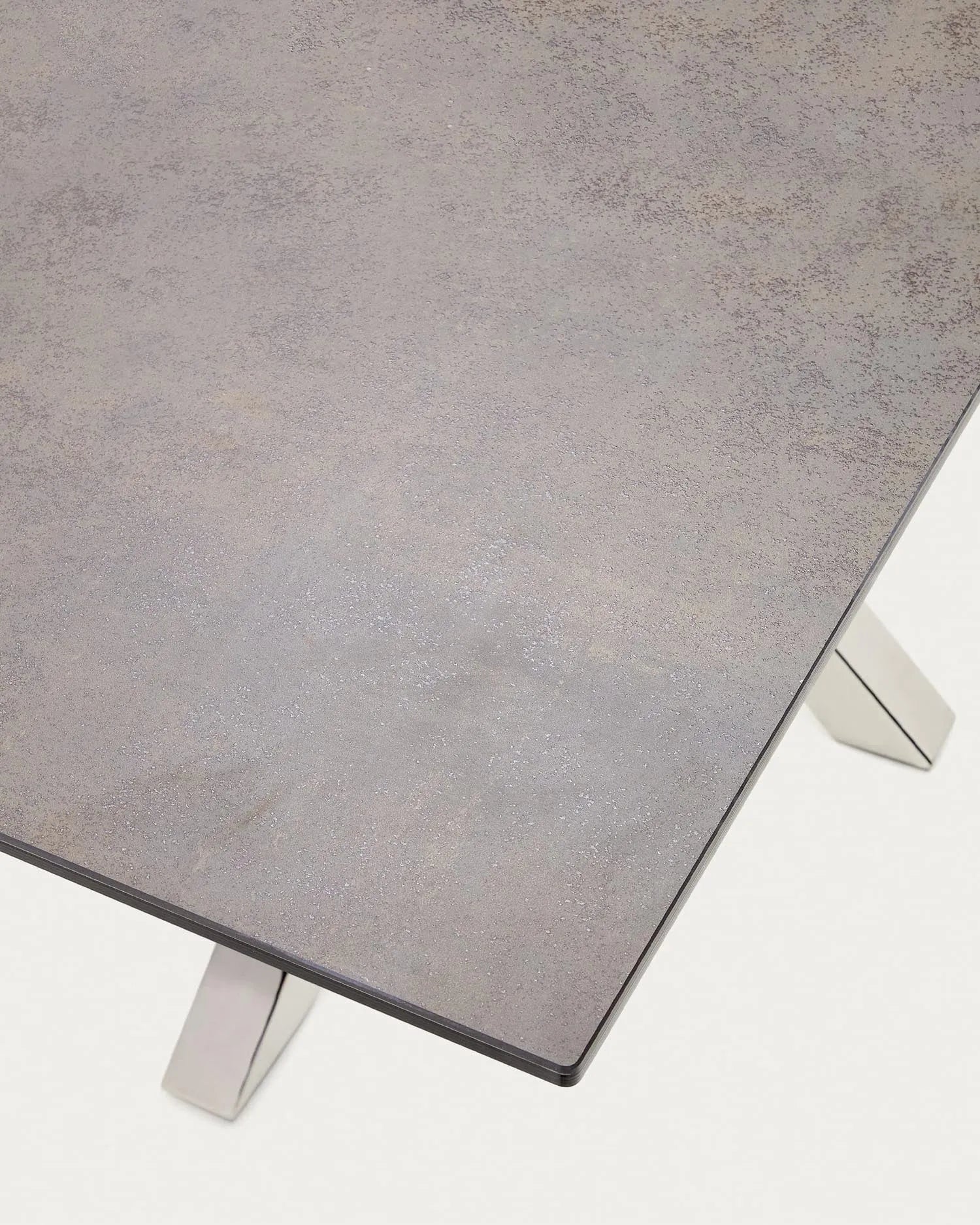 Eleganter Tisch Argo mit Iron Moss-Porzellanplatte und Edelstahlbeinen, 160x90 cm, perfekt für moderne Wohnräume.