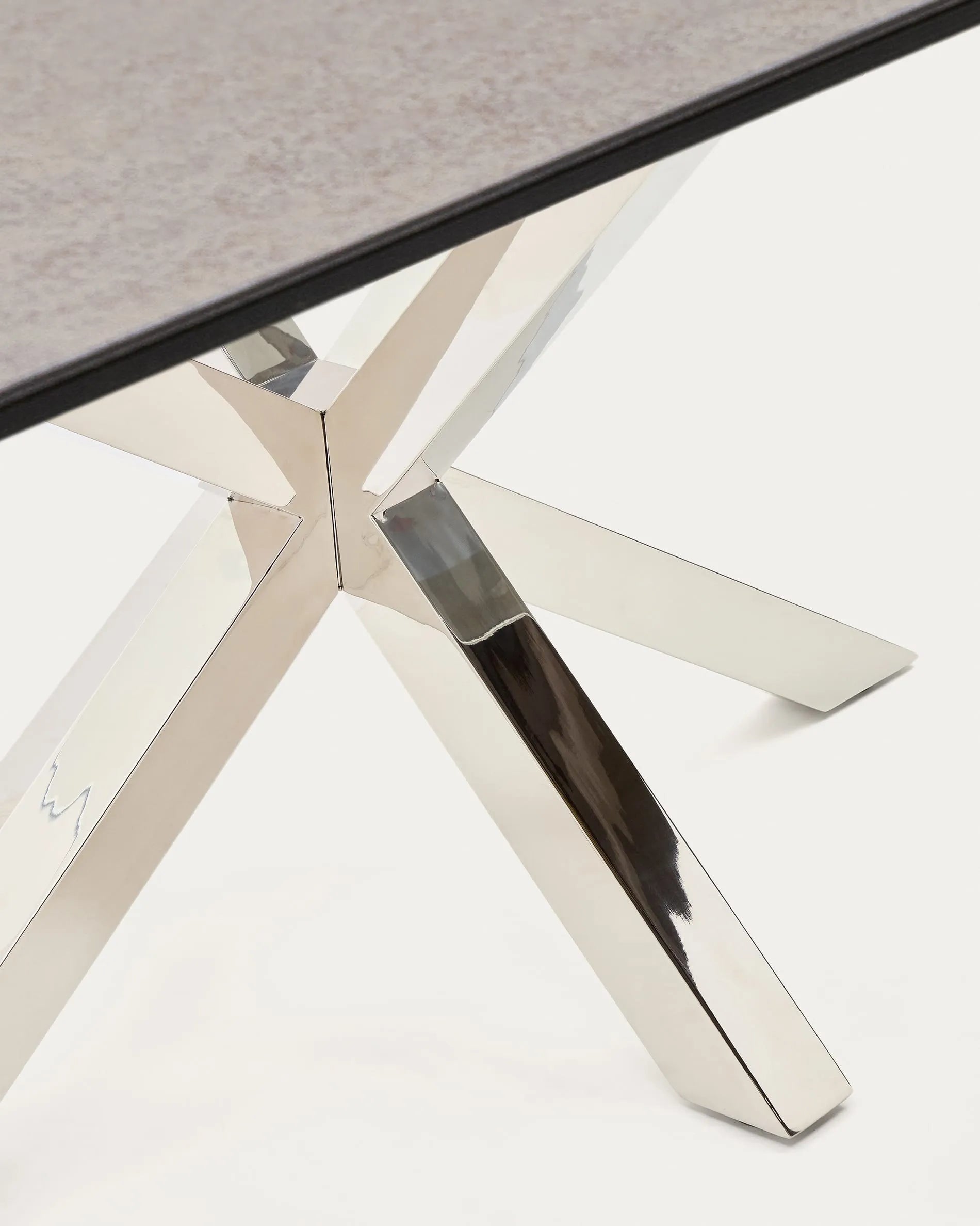 Moderner Tisch Argo mit Porzellanplatte in Iron Moss und Edelstahlbeinen, 160x90 cm, ideal für stilvolle Wohnbereiche.