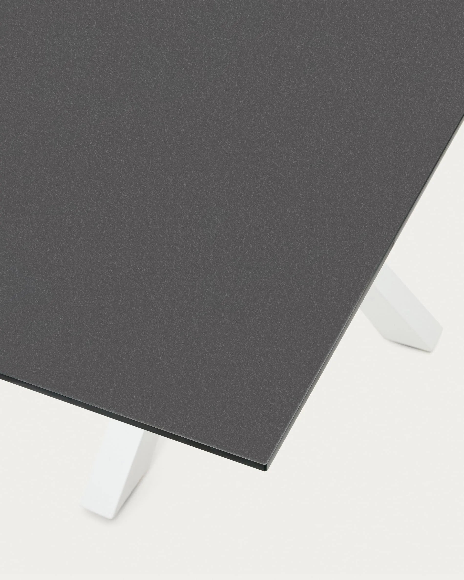 Moderner Tisch Argo: Schwarzes Milchglas, weiße Stahlbeine, 160x90 cm. Stilvolles Design von Kave Home.