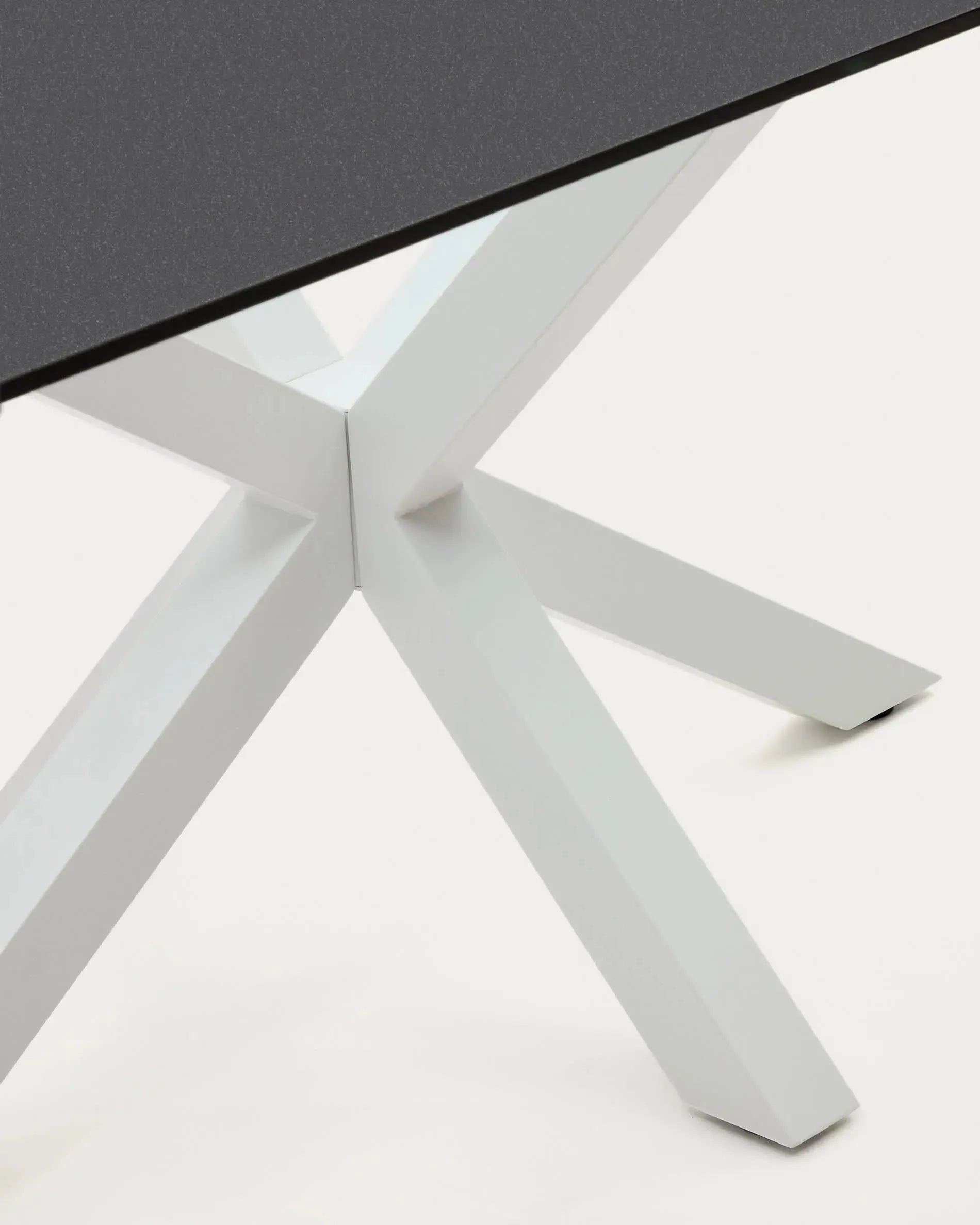 Eleganter Tisch Argo: Schwarzes Milchglas, weiße Stahlbeine, 160x90 cm. Modernes Design von Kave Home für stilvolle Räume.