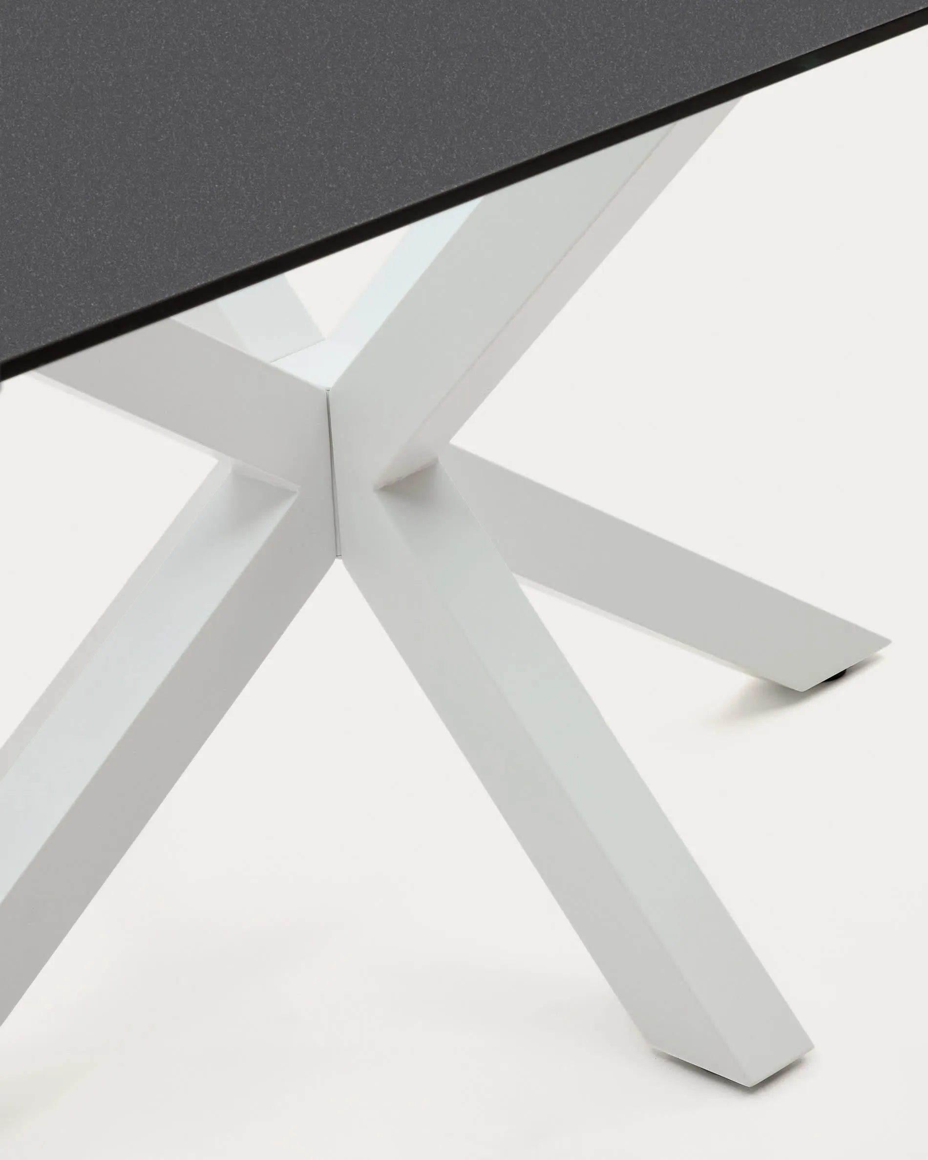 Moderner Tisch Argo: Schwarzes Milchglas, weiße Stahlbeine, 160x90 cm. Stilvolles Design von Kave Home für elegante Wohnräume.