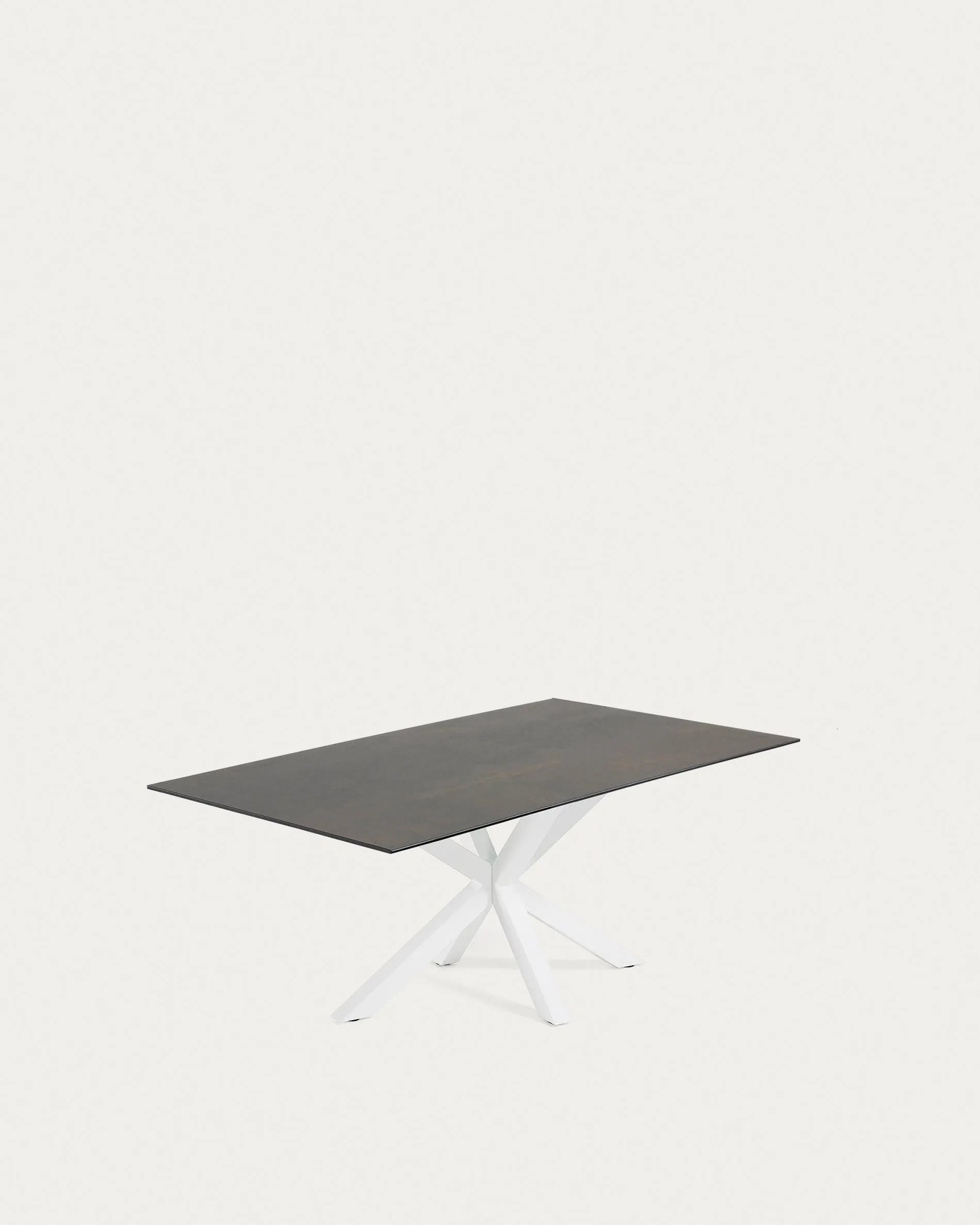 Moderner Tisch Argo: Porzellanoberfläche in Iron Moss, weiße Stahlbeine, 160x90 cm, stilvoll und robust von Kave Home.