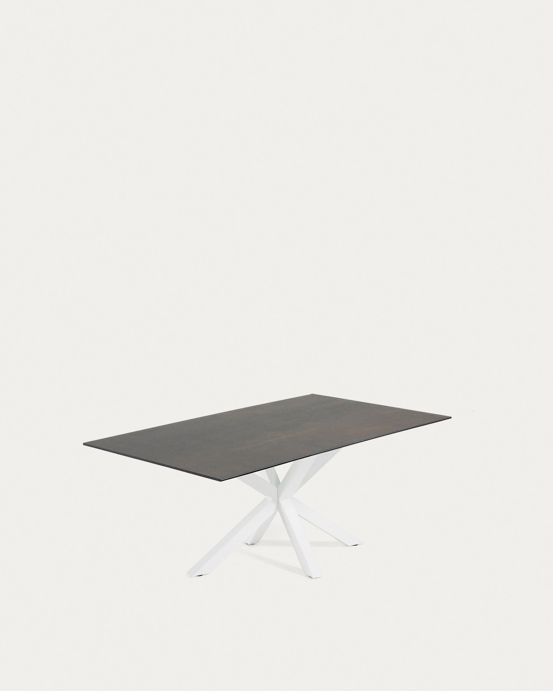 Der Tisch Argo vereint robuste Iron Moss-Porzellanplatte mit eleganten weißen Stahlbeinen, ideal für stilvolle Zusammenkünfte.