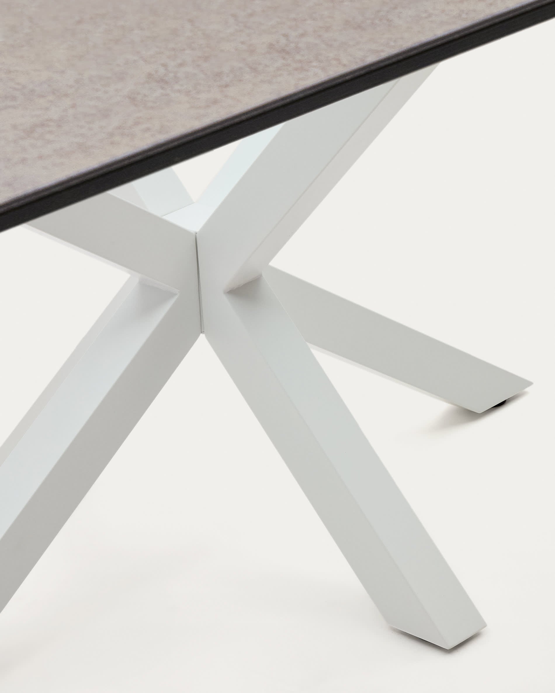 Moderner Tisch Argo: Porzellanplatte in Iron Moss, weiße Stahlbeine, 160x90 cm, stilvolles Design, robust und elegant von Kave Home.