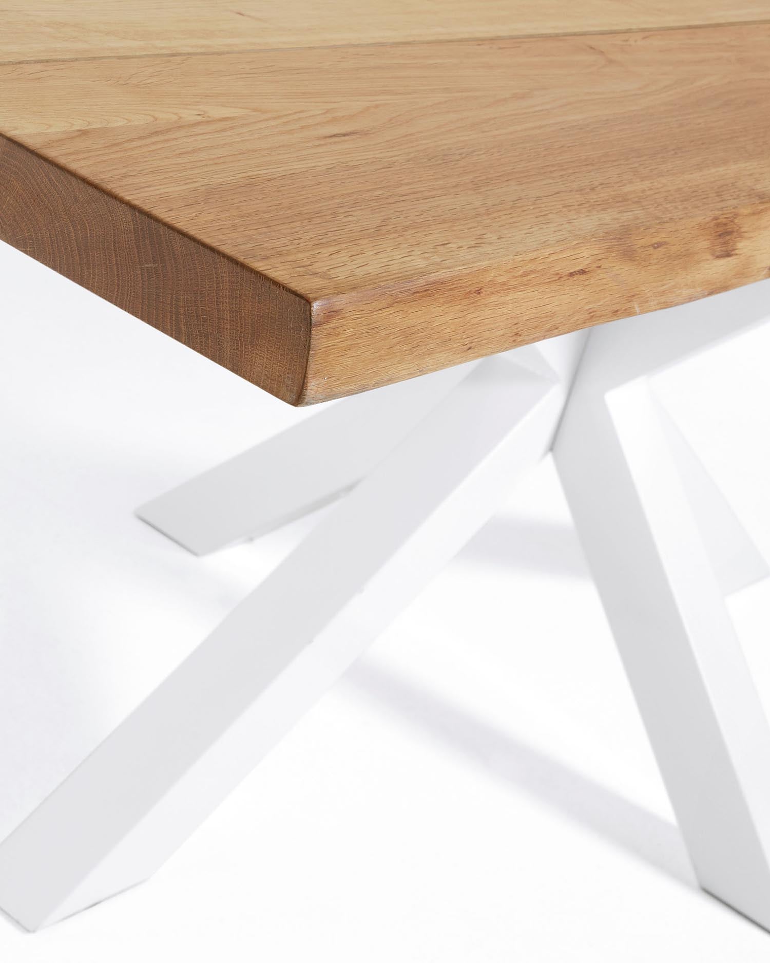 Erleben Sie den Argo Esstisch von Kave Home: 160 x 90 cm, Eichenfurnier mit natürlichem Finish und moderne Stahlbeine in Weiß – perfekt für gesellige Anlässe.