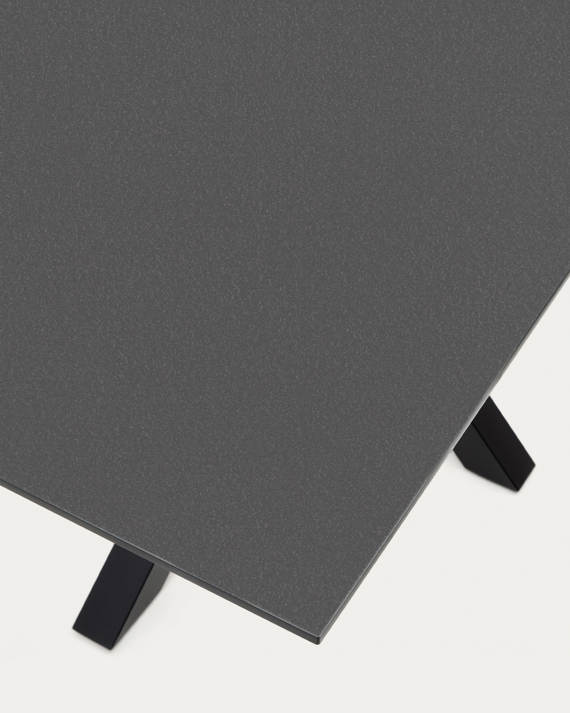 Eleganter Argo Tisch aus schwarzem Glas und robusten Stahlbeinen, 160 x 90 cm, perfekt für gesellige Esszimmer und stilvolle Akzente.