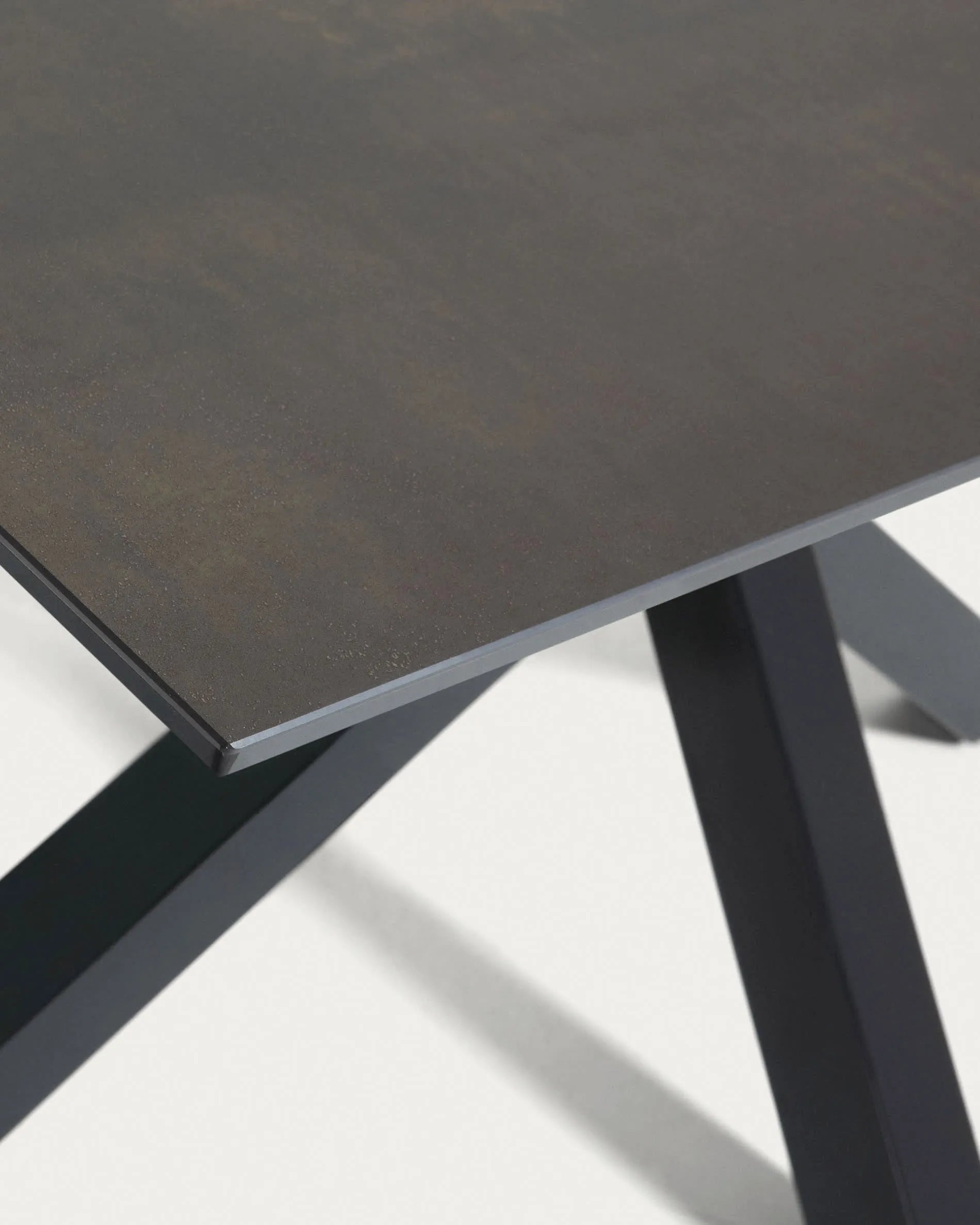 Eleganter Tisch Argo mit Porzellanplatte in Iron Moss und schwarzen Stahlbeinen, 160x90 cm, perfekt für moderne Wohnräume.
