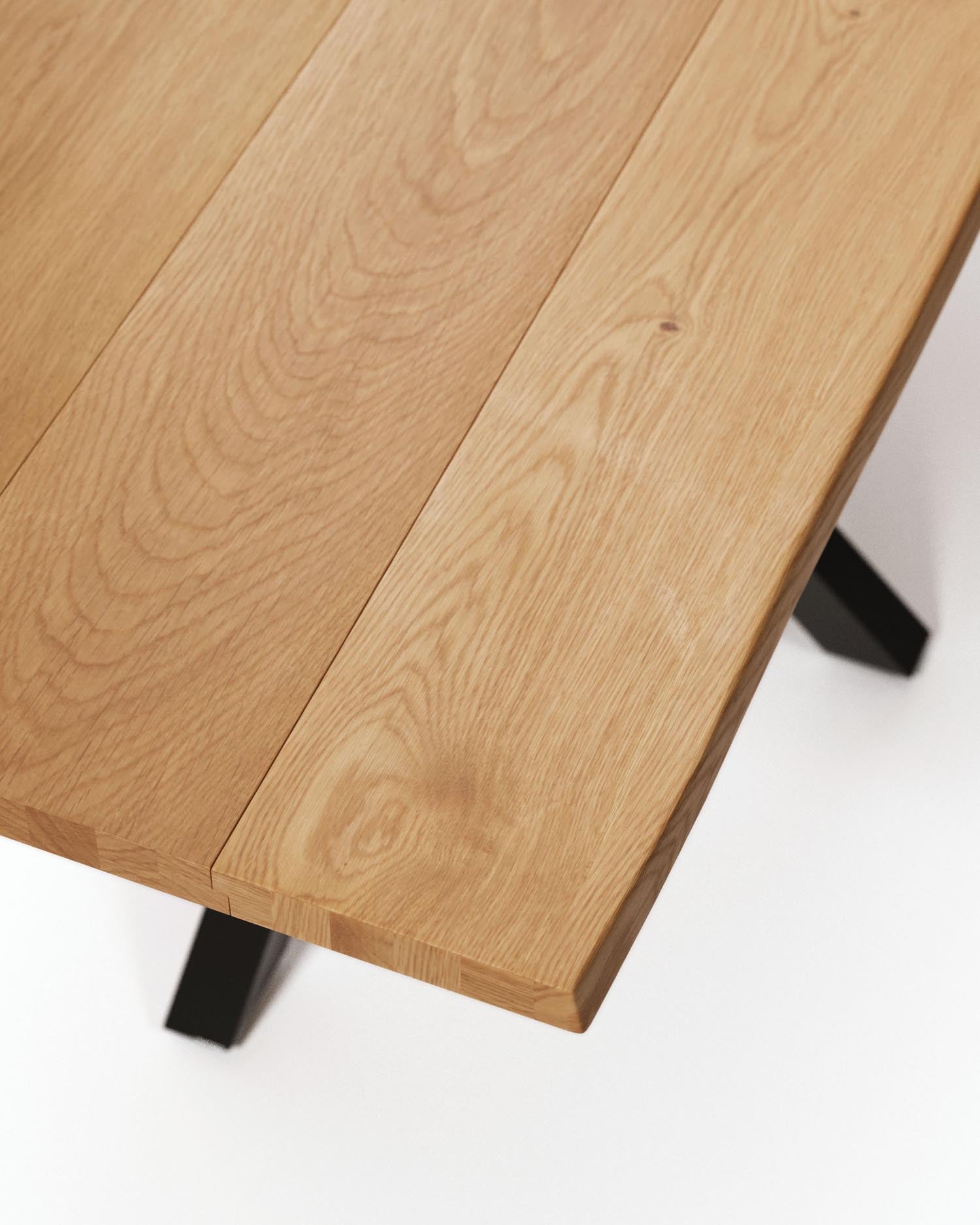 Argo Tisch Eichenfurnier m. natürlichem Finish Stahlbeine mit schwarzem Finish 160 x 90 cm in  präsentiert im Onlineshop von KAQTU Design AG. Esstisch ist von Kave Home