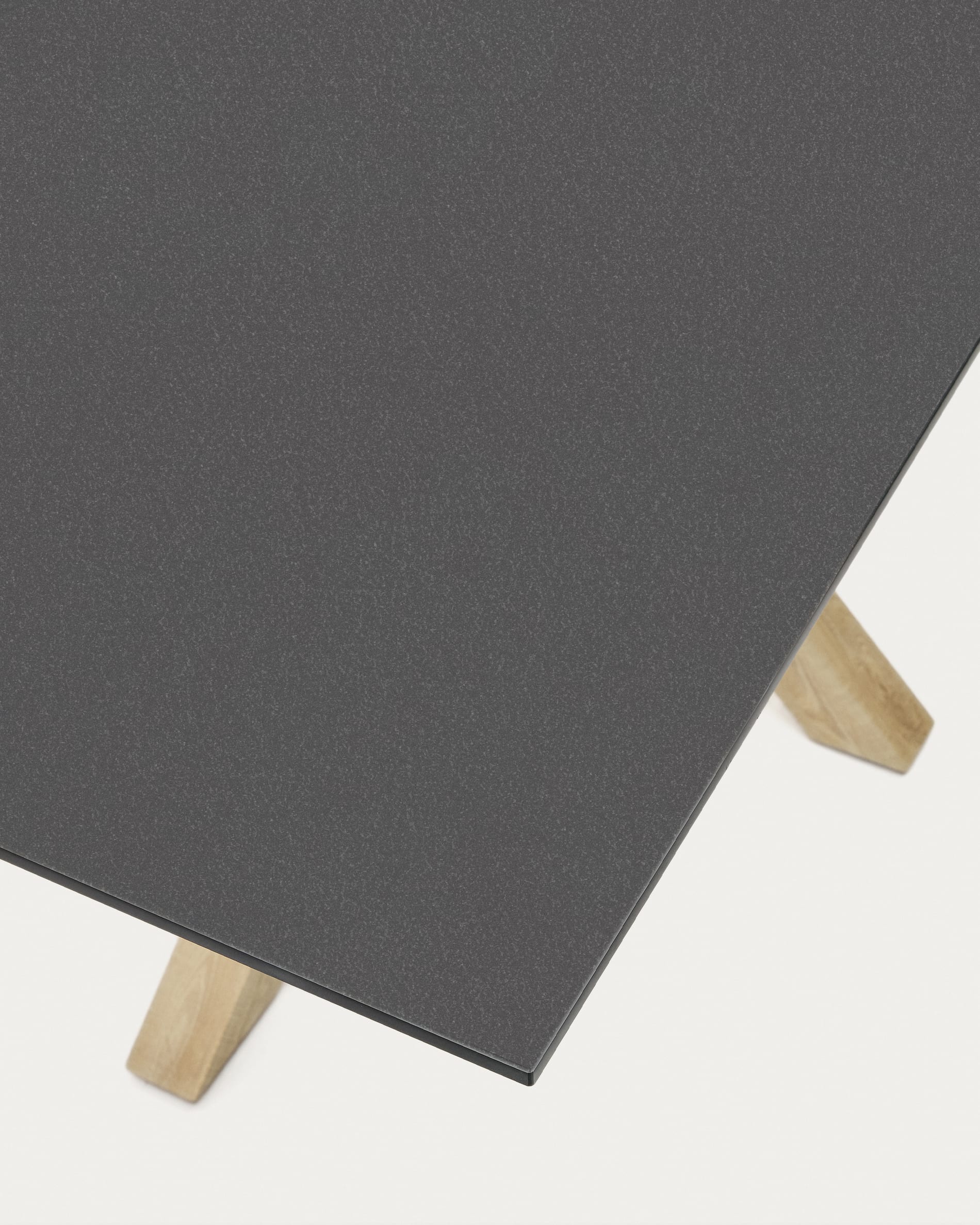 Eleganter Tisch Argo von Kave Home: 160 x 90 cm, mit schwarzer Milchglasplatte und stabilen Stahlbeinen in Holzoptik – ideal für jeden Essbereich.