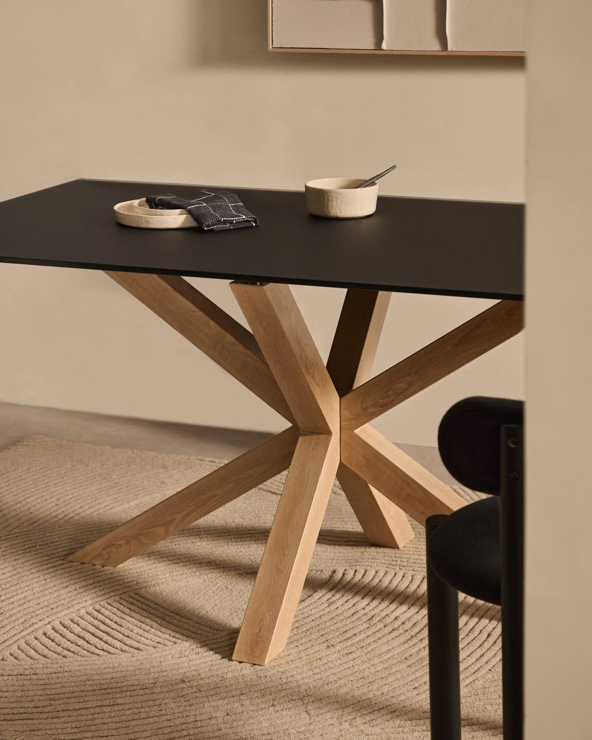 Moderner Tisch Argo: Schwarzes Milchglas, Stahlbeine in Holzoptik, 160x90 cm, stilvoll und robust, von Kave Home.
